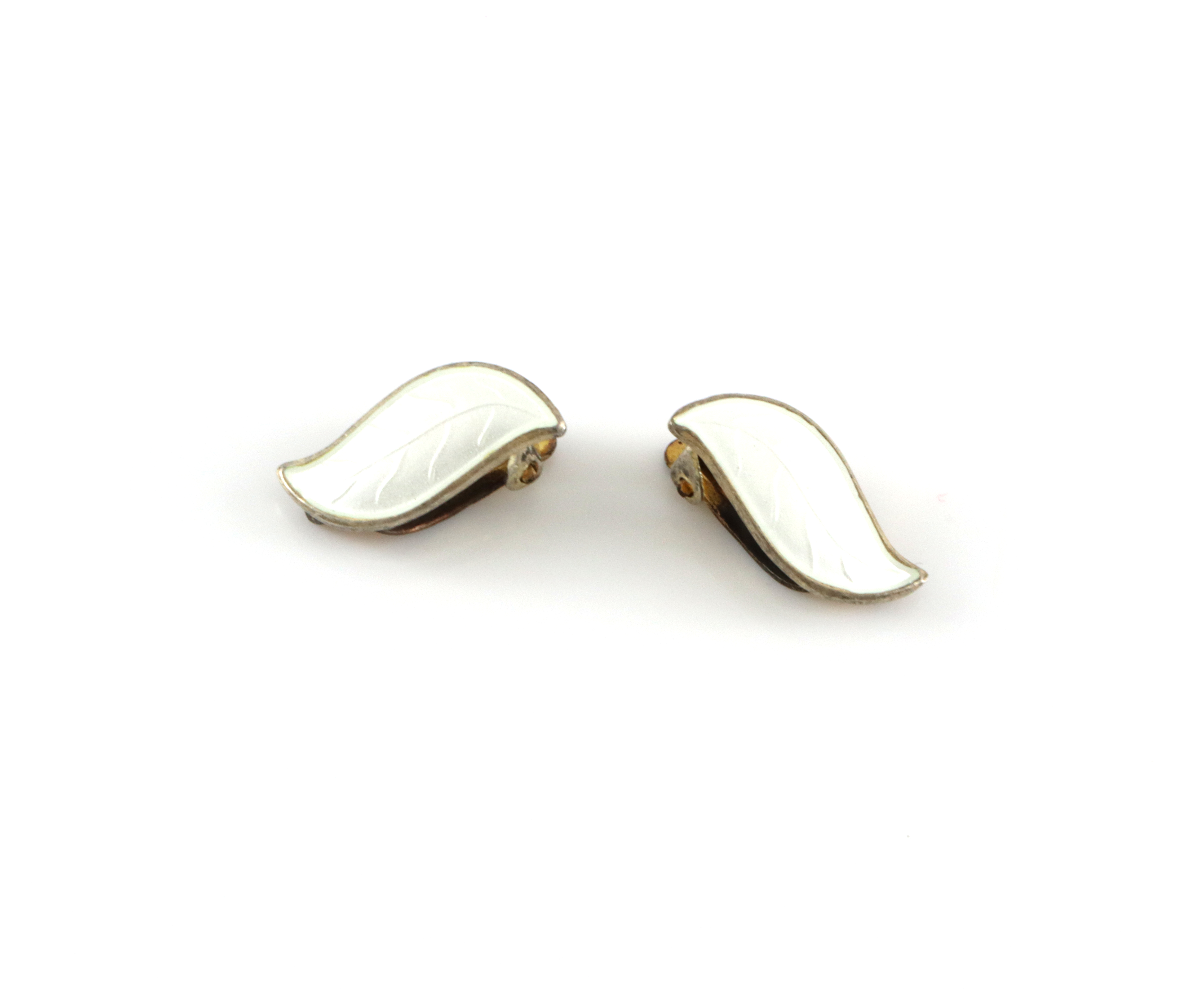 Emaljert ørepynt i sølv