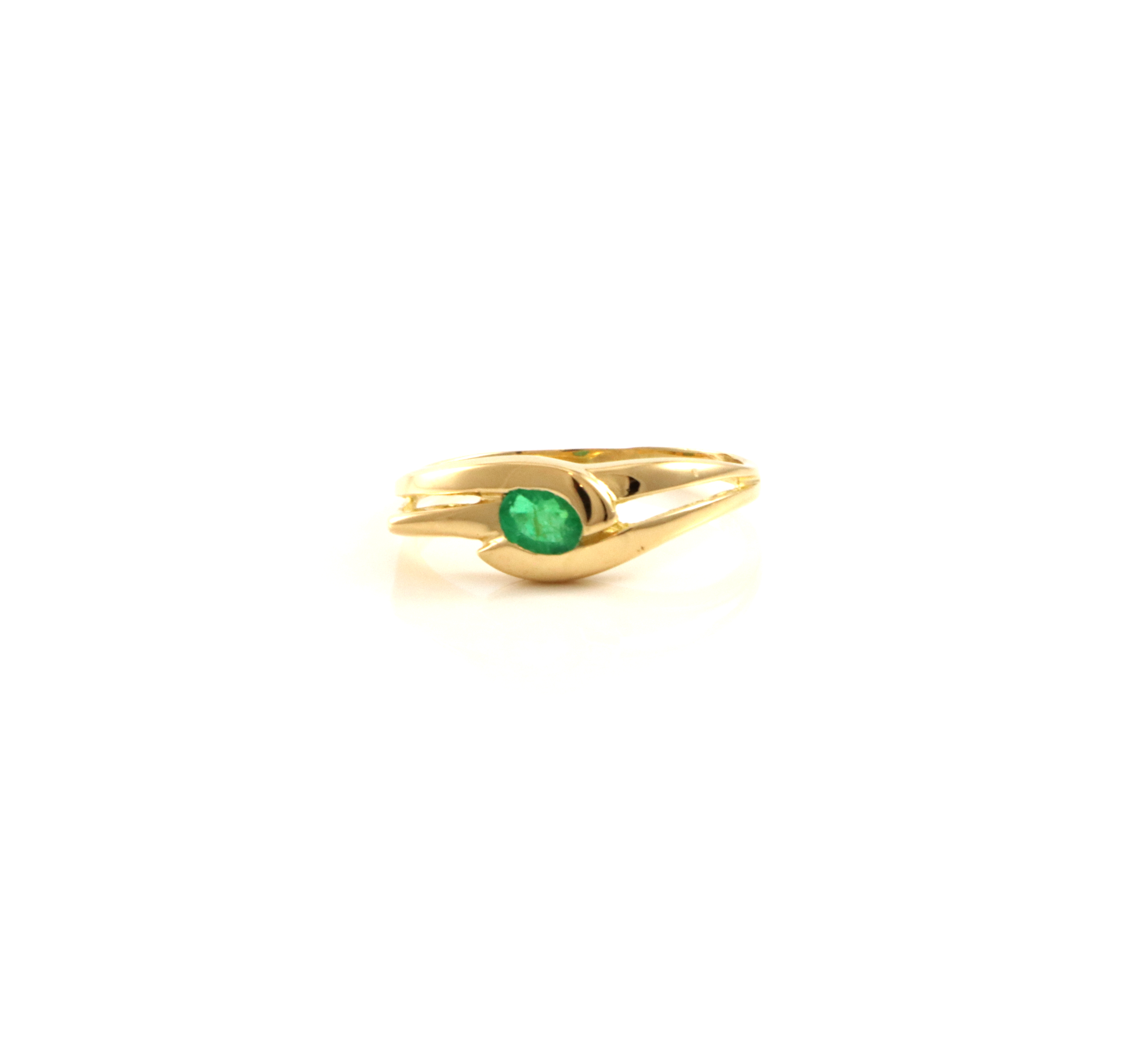 Moderne ring med smaragd