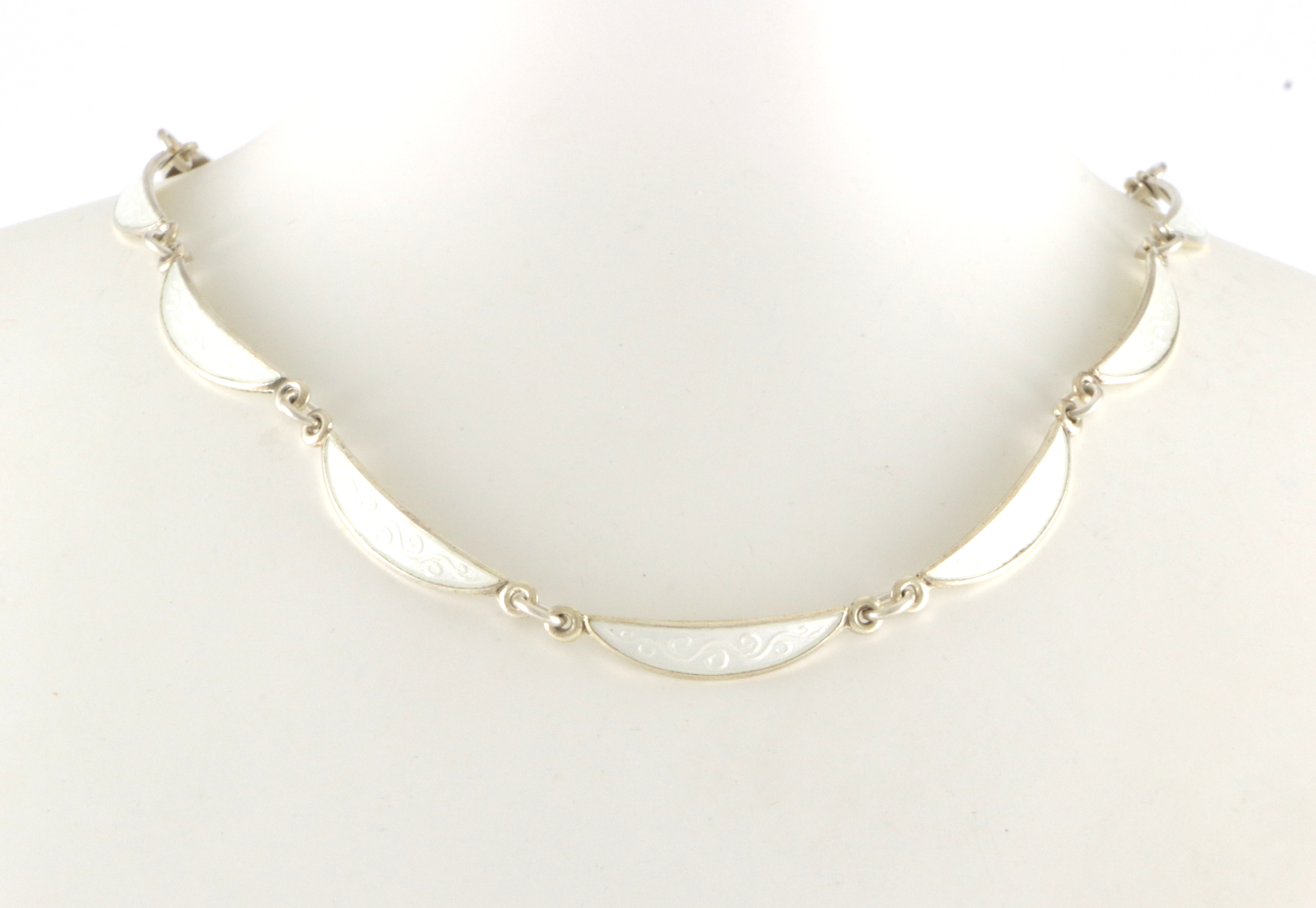 Emaljerte halskjeder i sølv