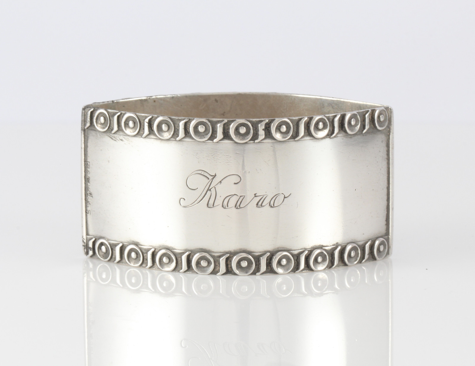 Graverte serviettringer i sølv