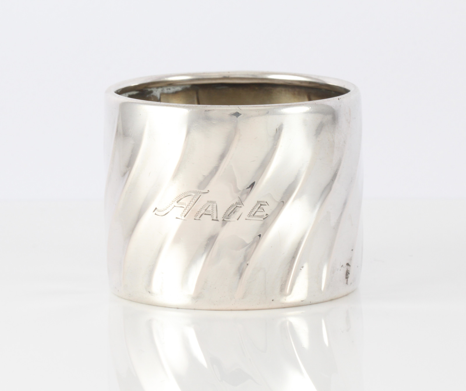 Graverte serviettringer i sølv