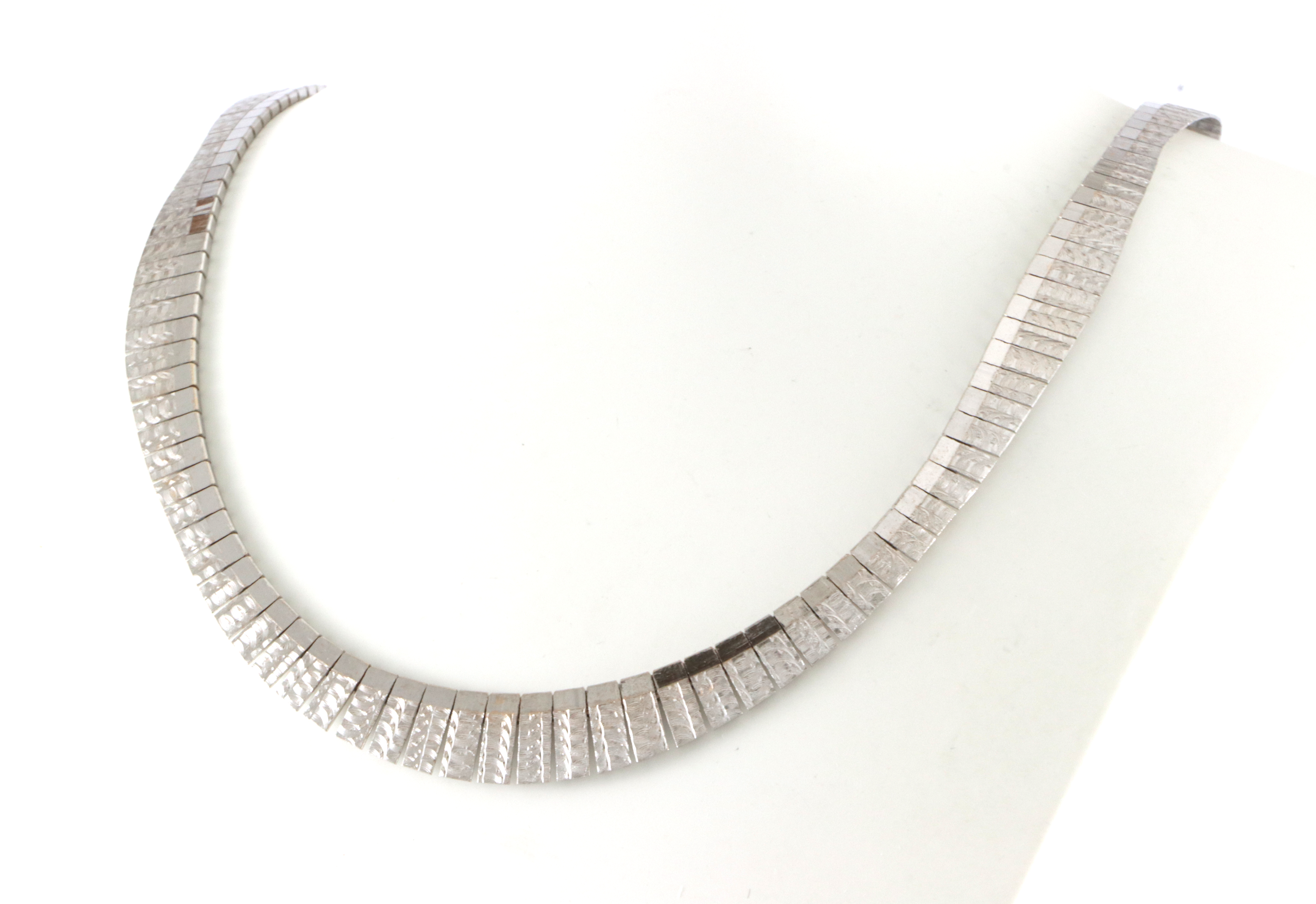 Flott collier med bølgefasong. 45 cm