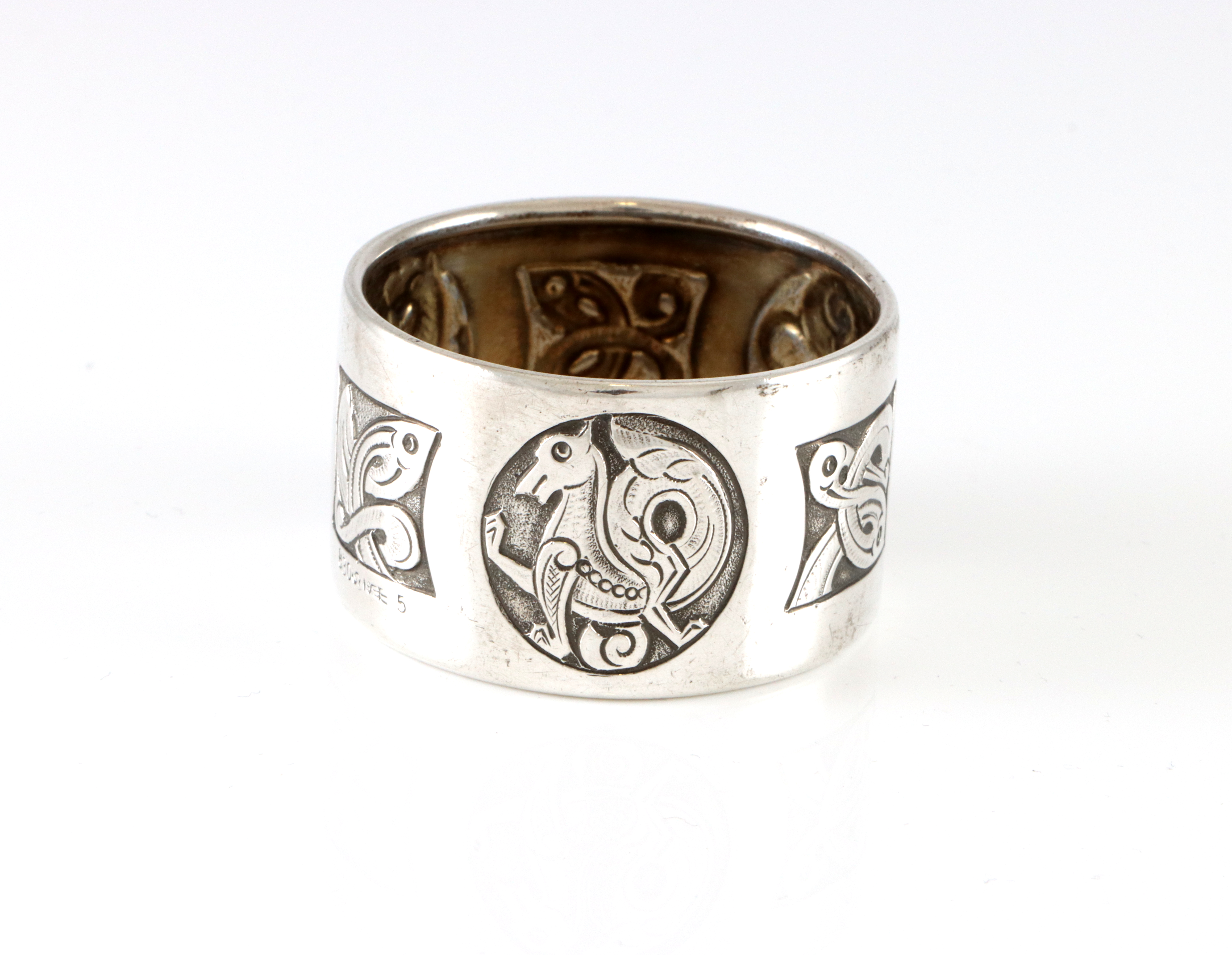 Graverte serviettringer i sølv