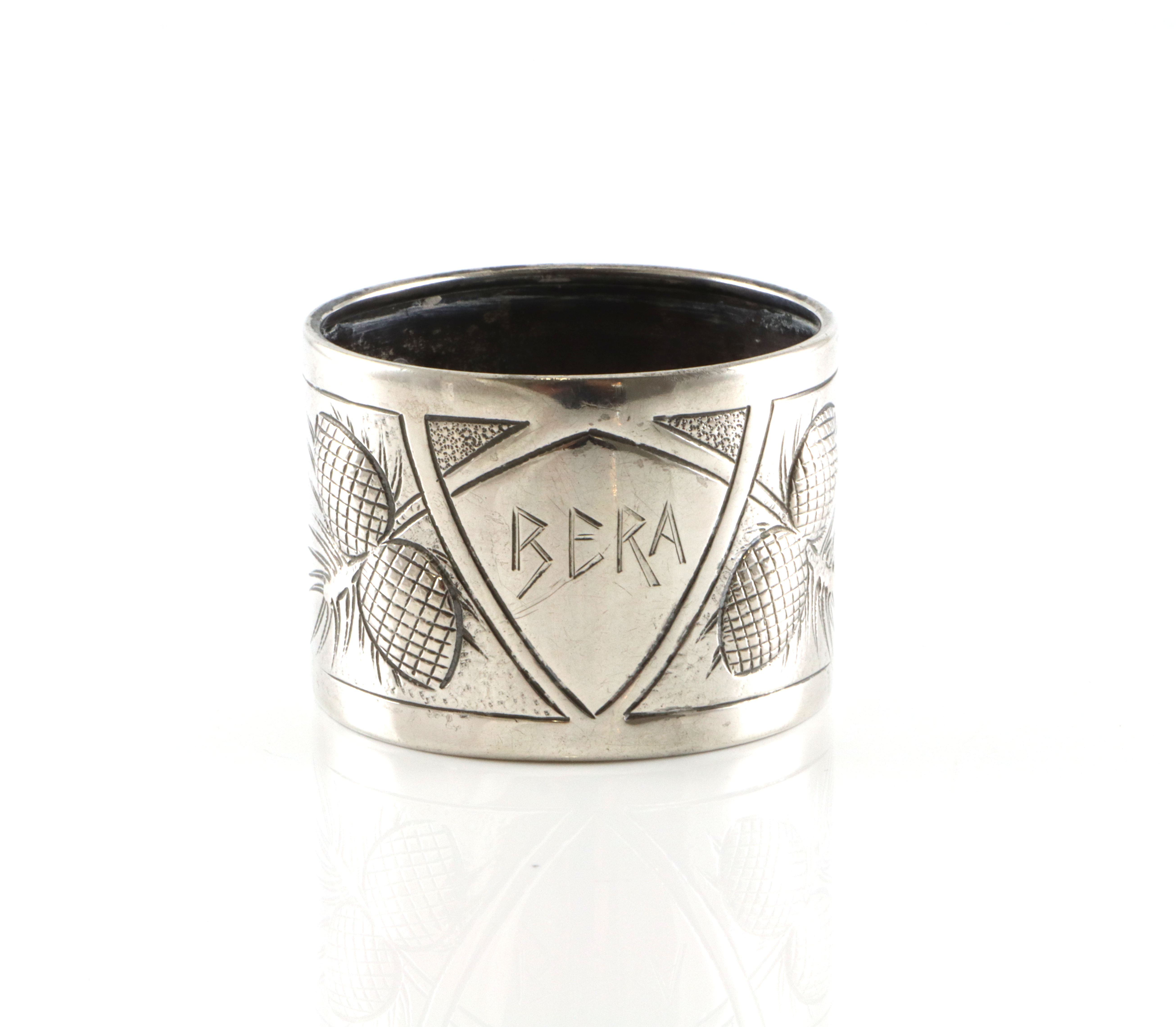 Graverte serviettringer i sølv