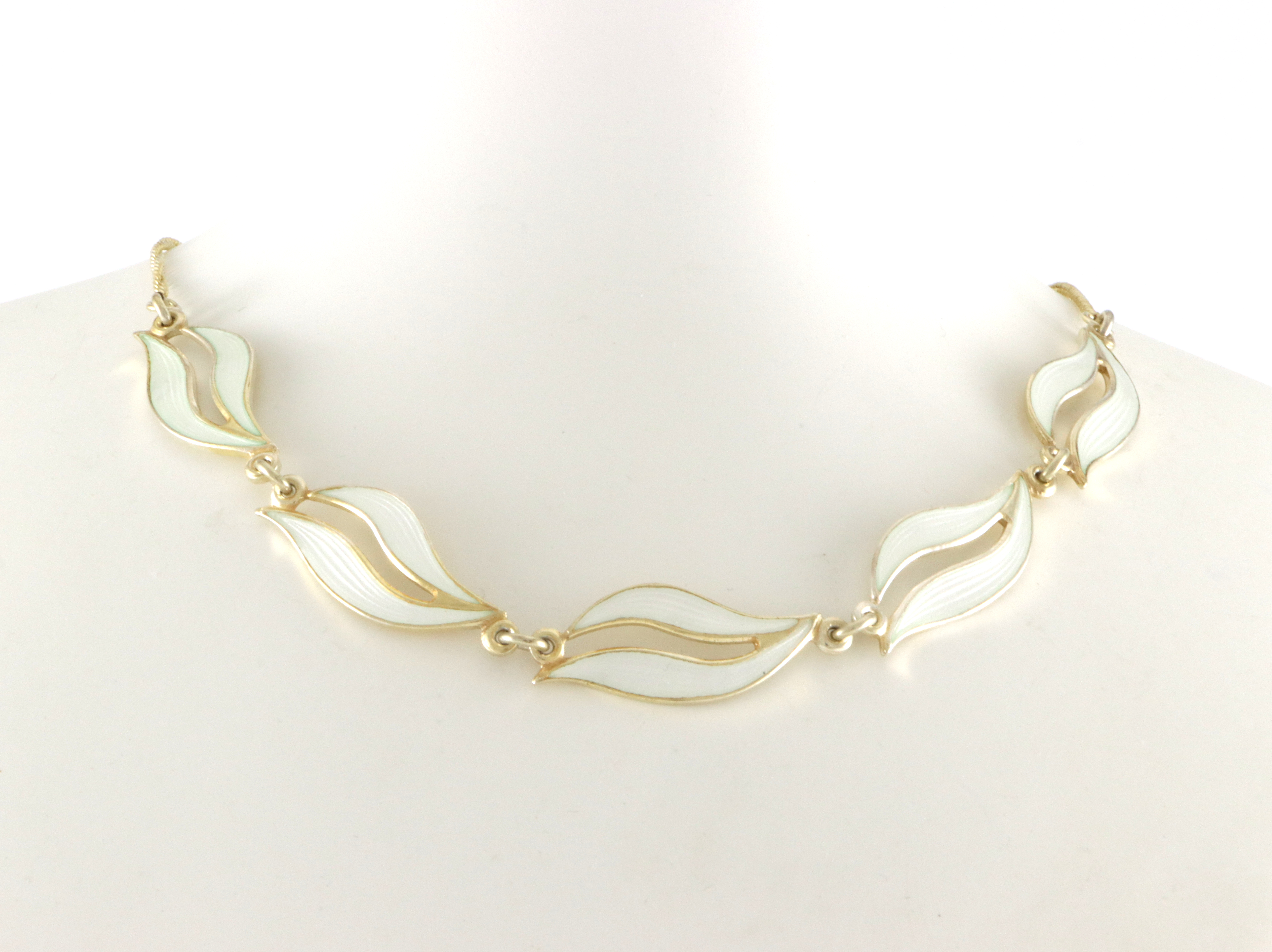 Emaljerte halskjeder i sølv