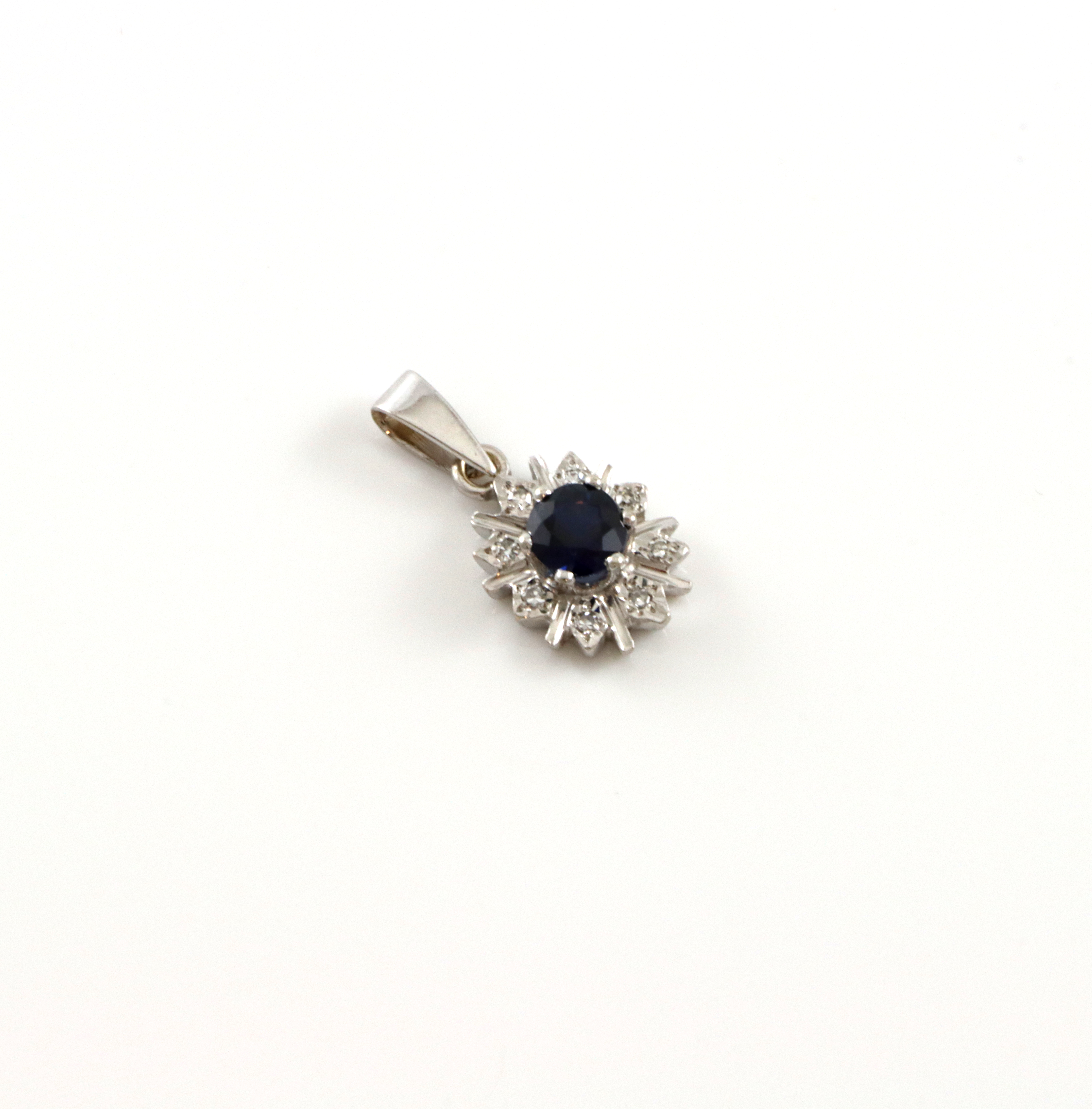 Rosett med safir og diamantsplinter. Anheng