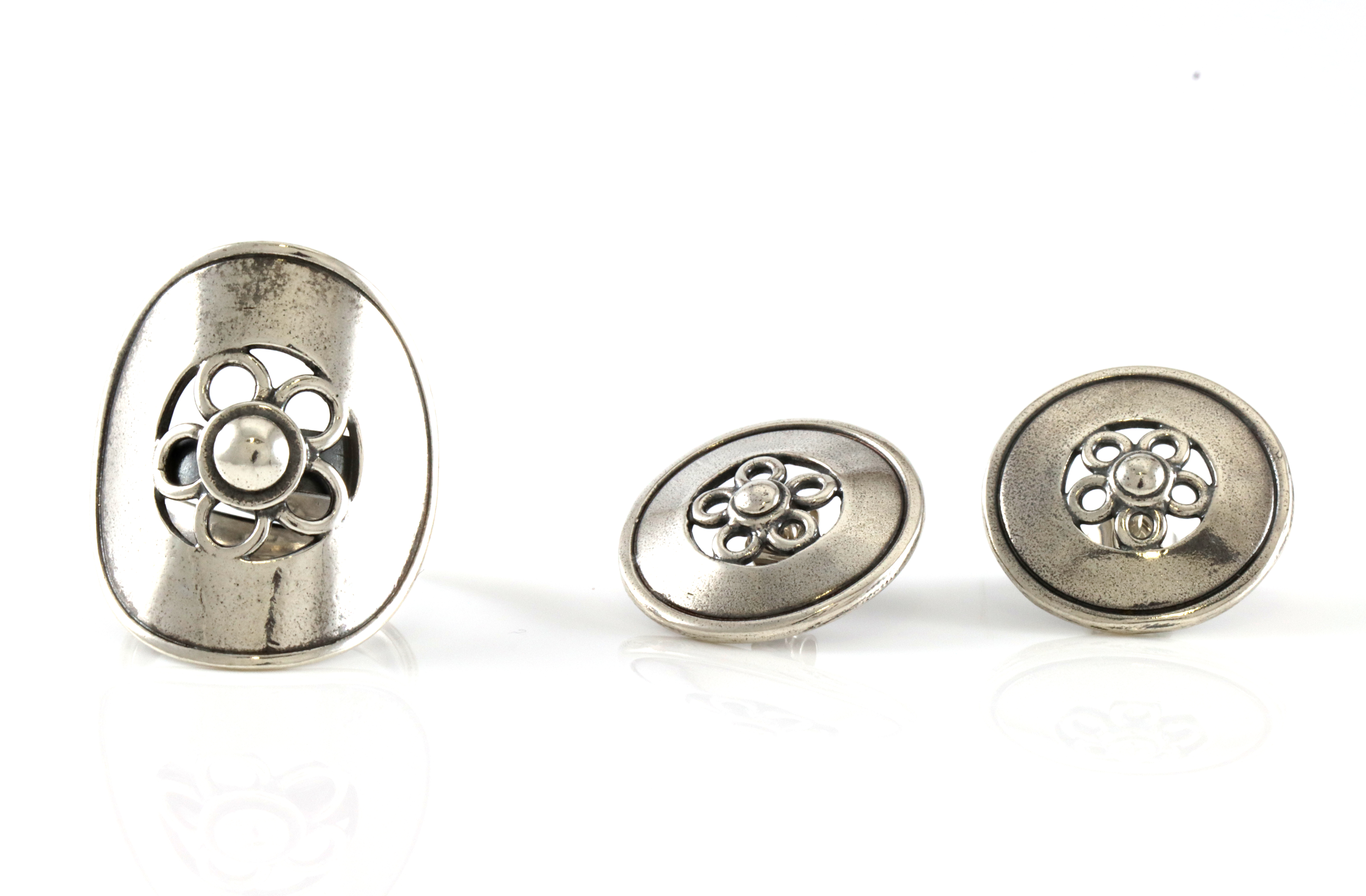 Ørepynt og ring i sølv fra Mari Lilleberre