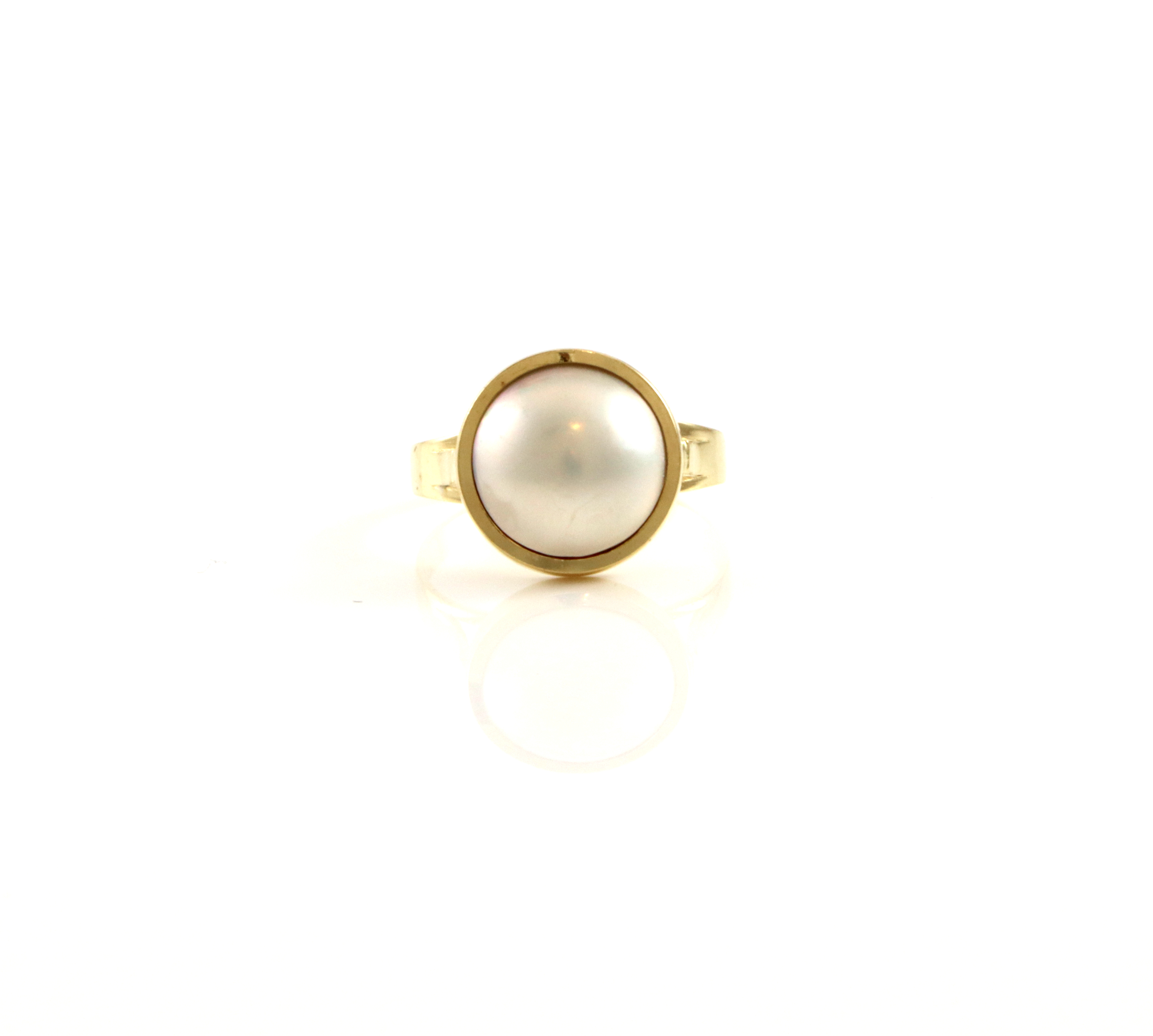 Pen ring med mabeperle.  Stemplet OXO (H.C.Østrem)