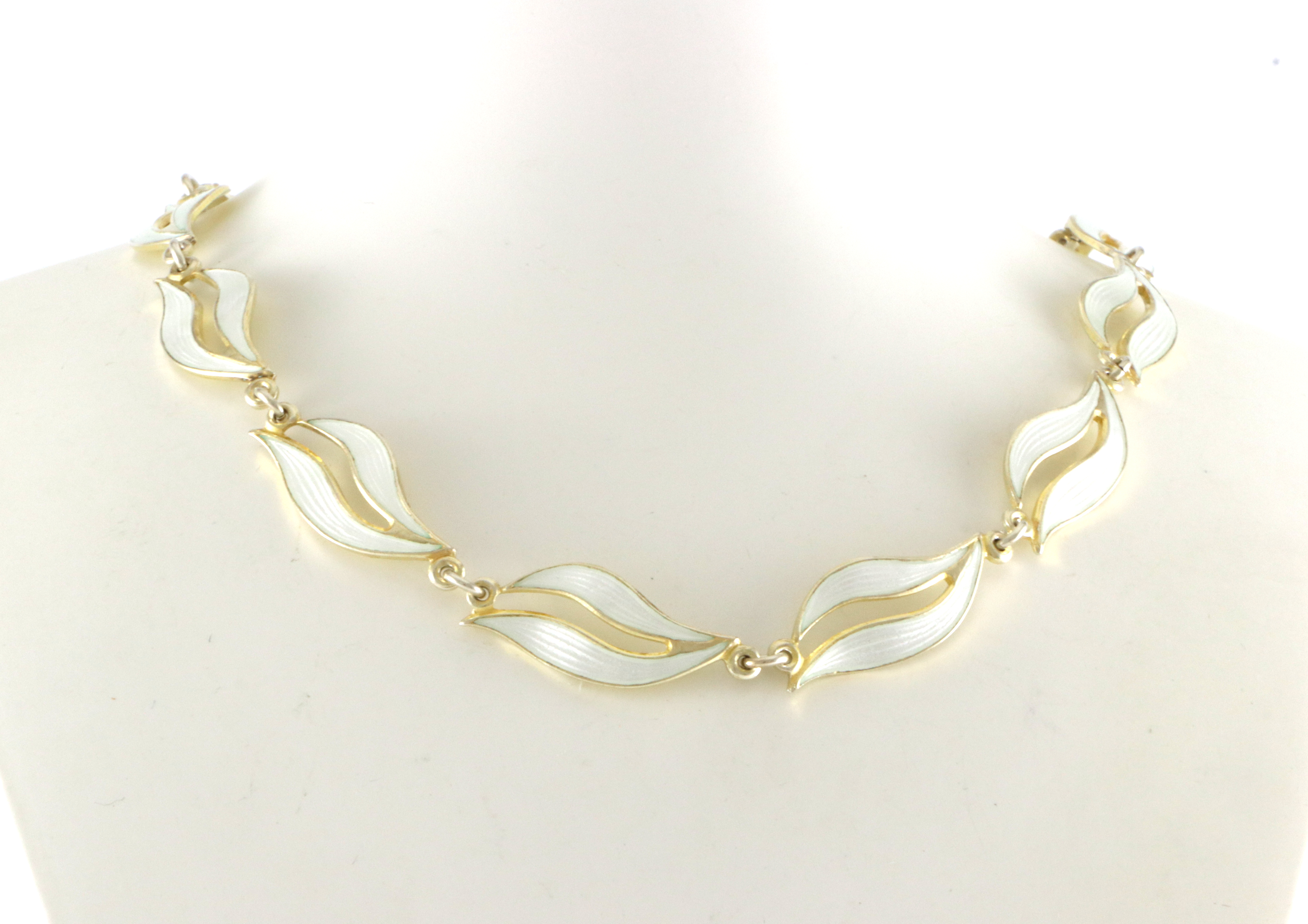 Emaljerte halskjeder i sølv