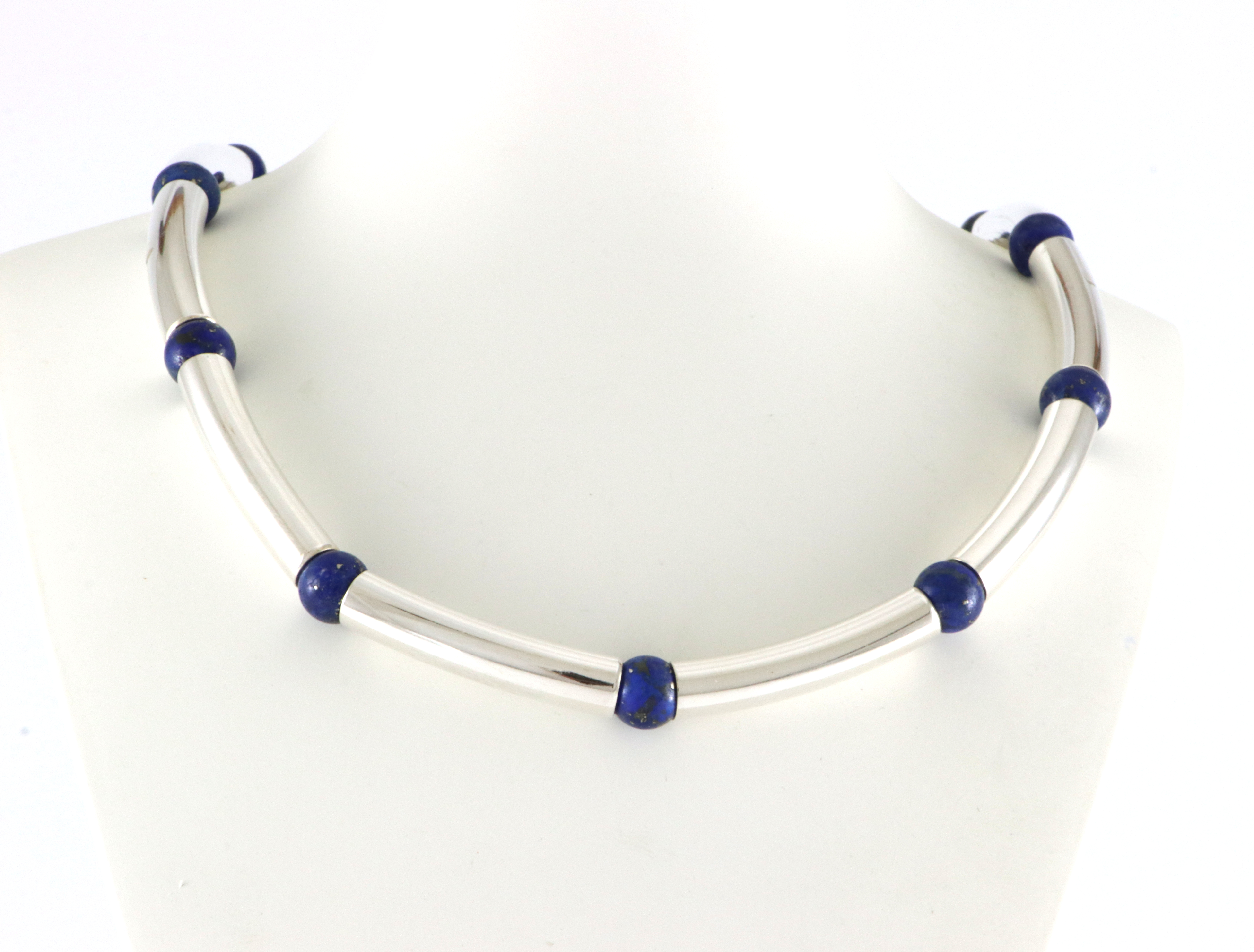 Leddet collier med blå steiner