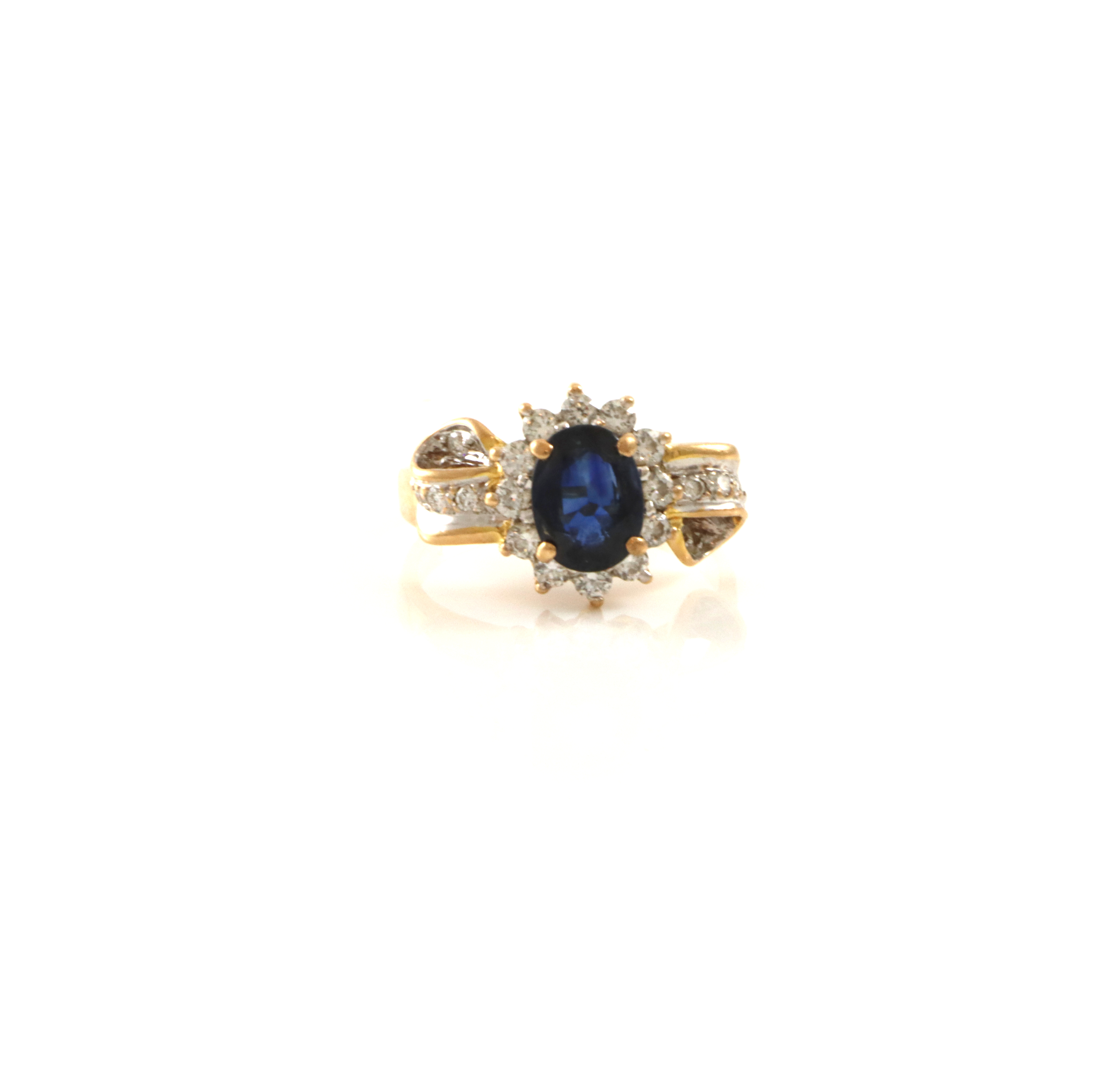 Pen rosettring med safir og små diamanter