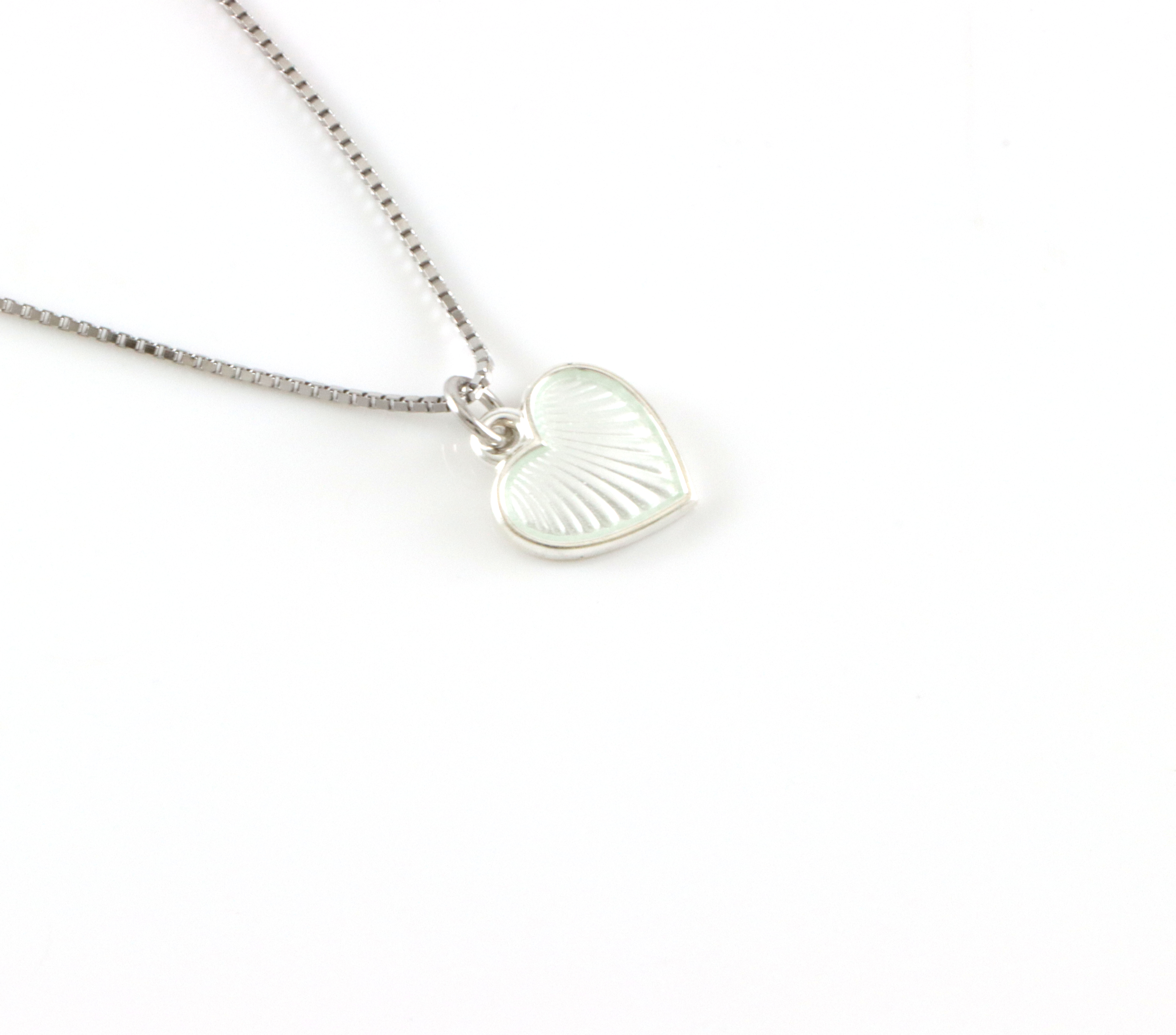 Emaljerte anheng i sølv