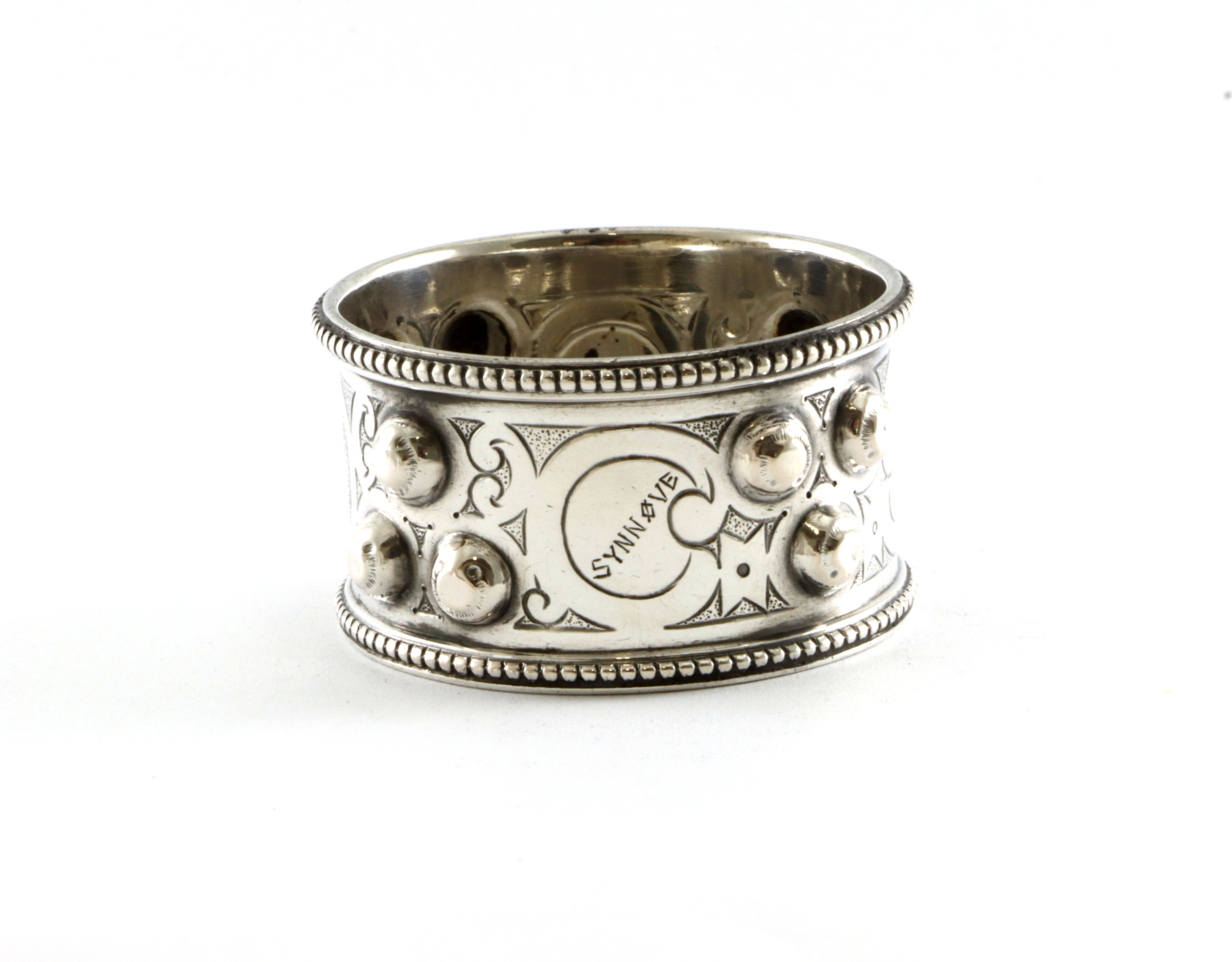 Graverte serviettringer i sølv