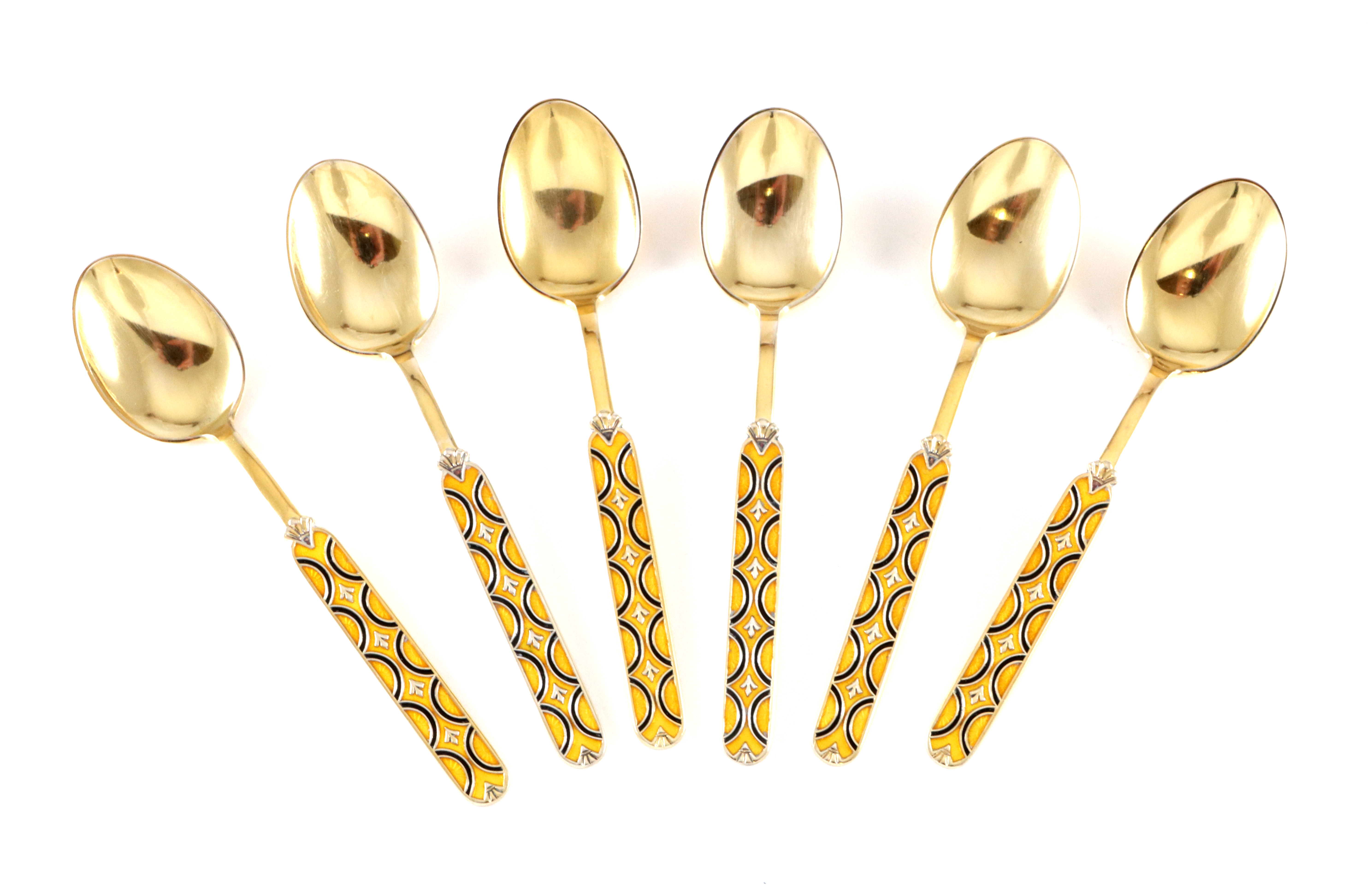 Emaljerte moccaskjeer i sølv og emalje.