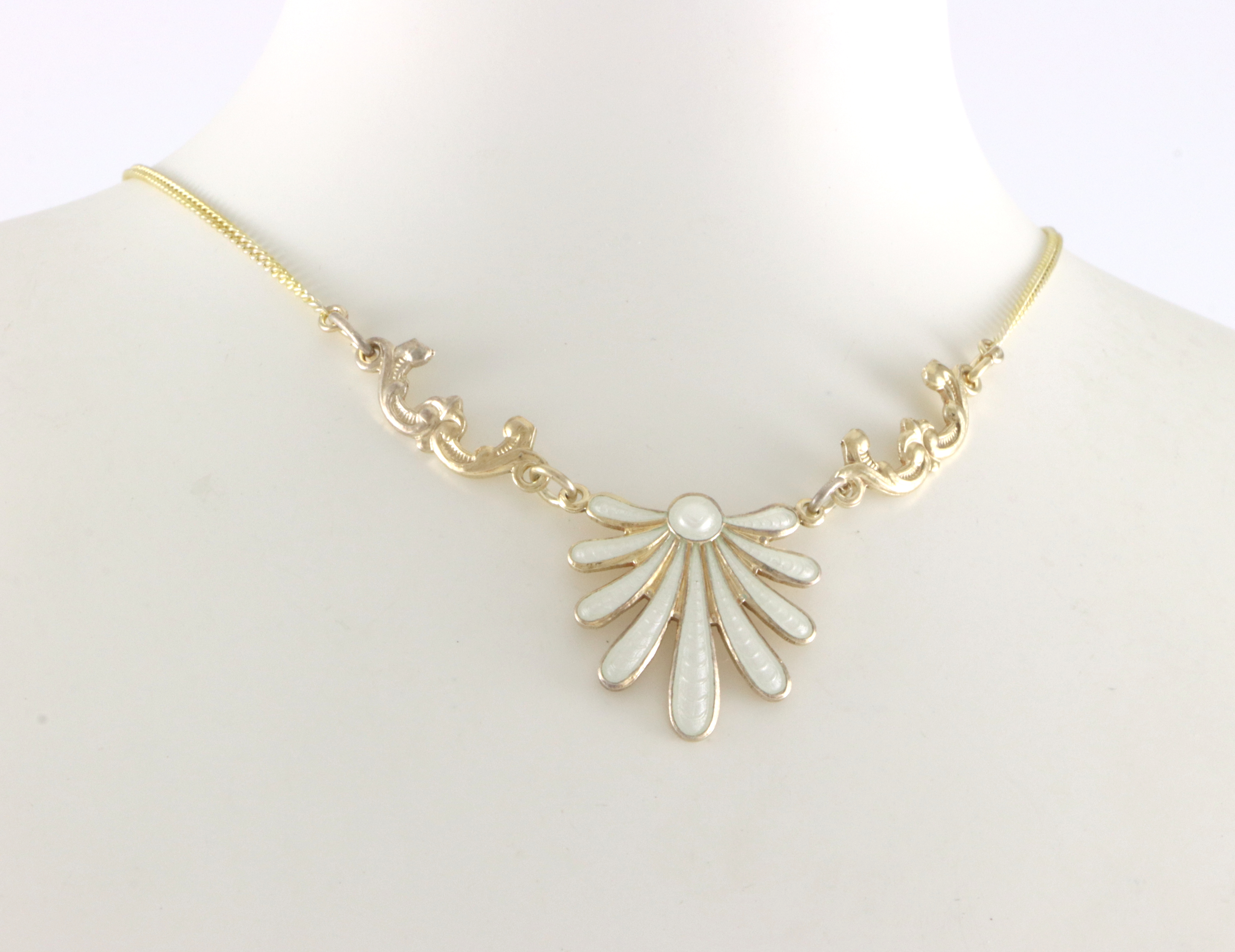 Emaljerte halskjeder i sølv