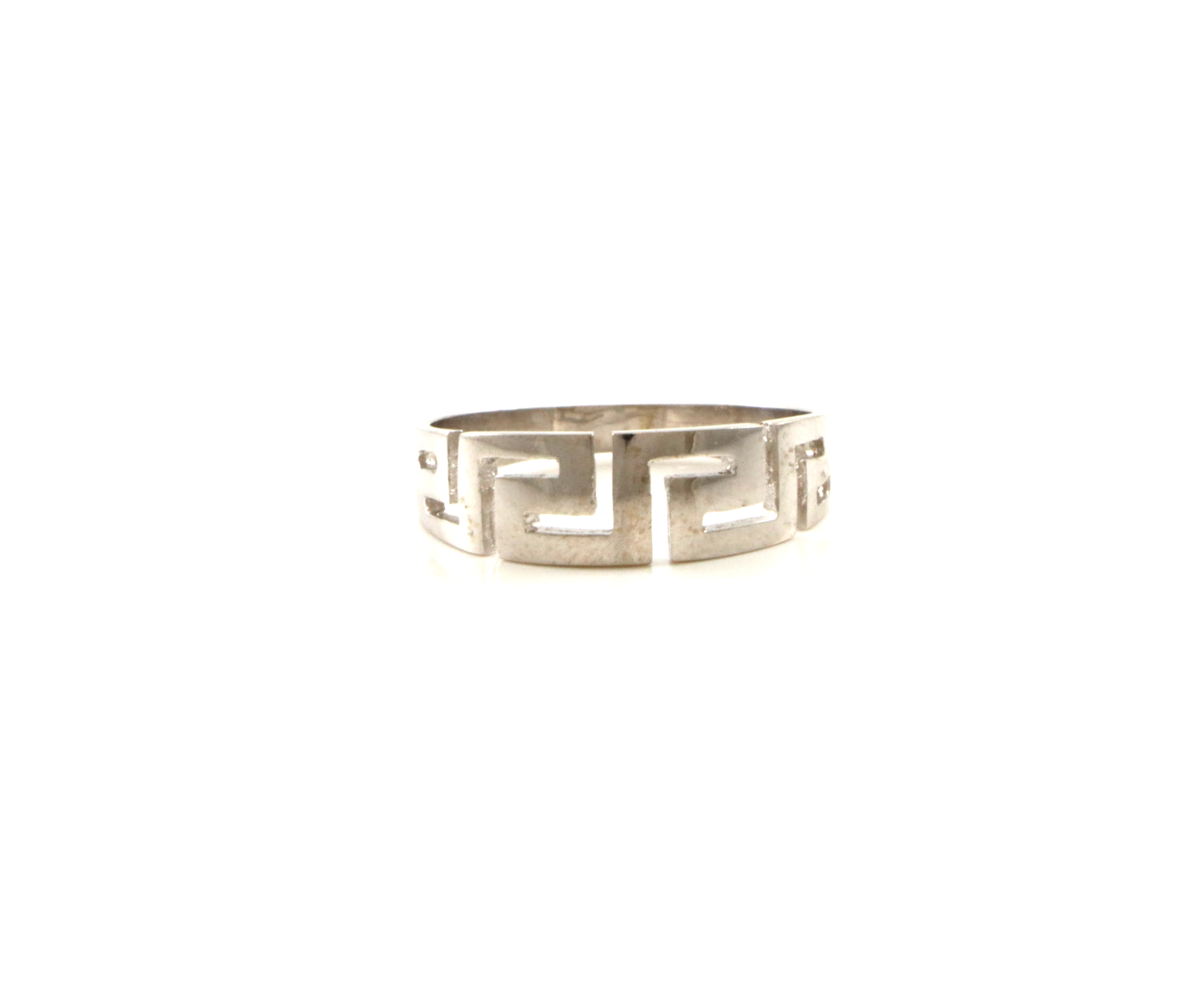 Ring med gresk mønster