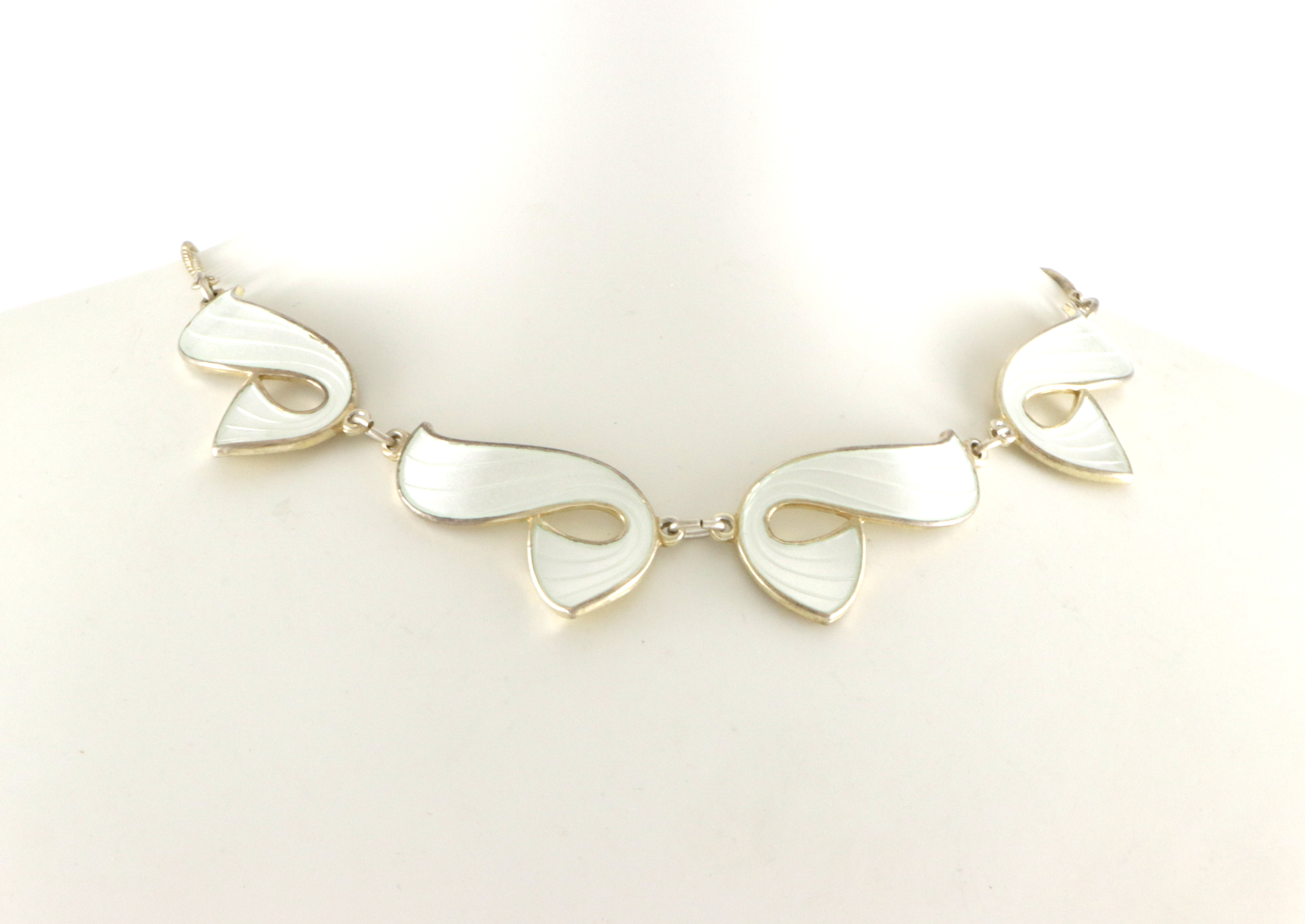 Emaljerte halskjeder i sølv