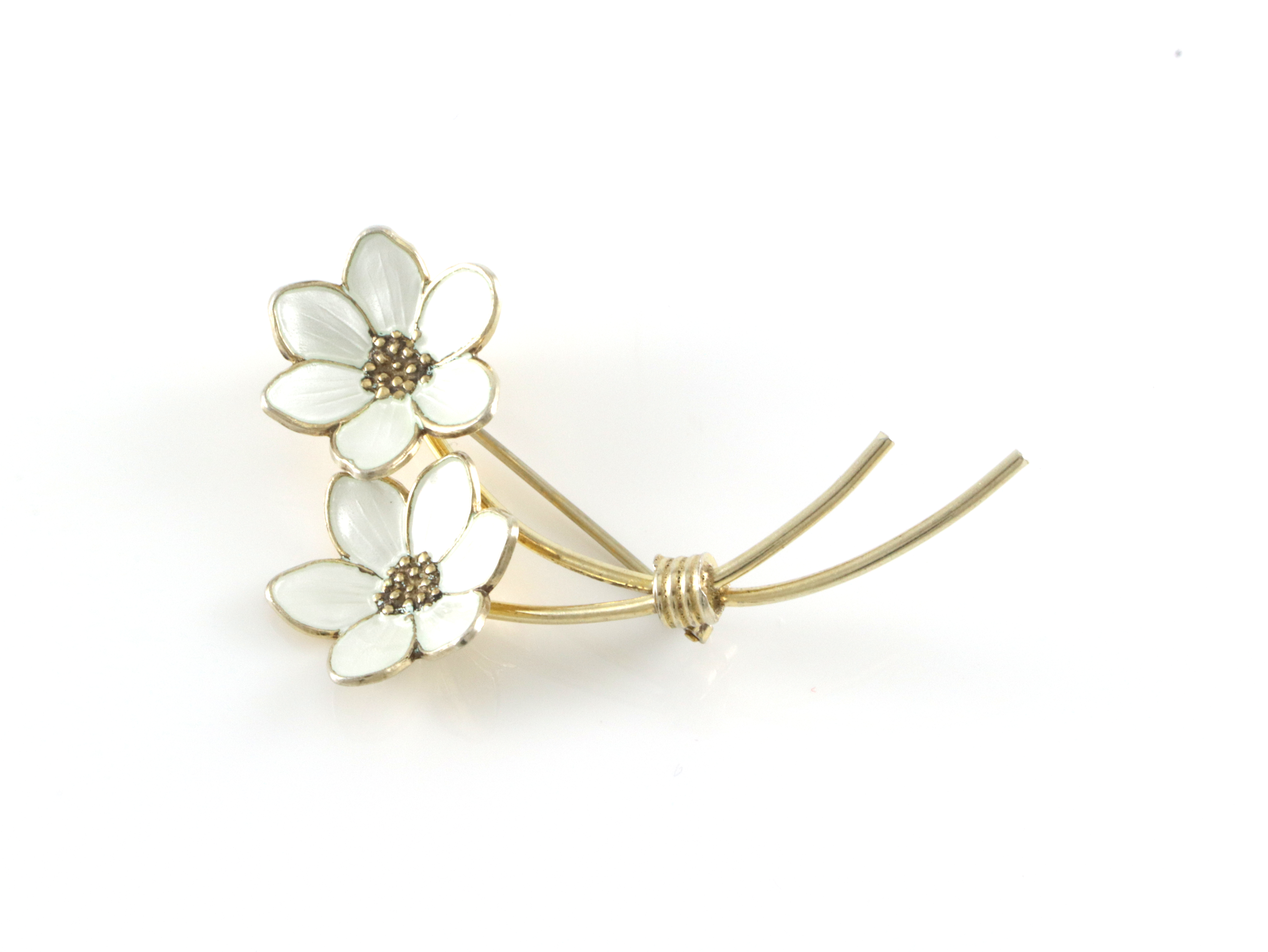 Emaljert brosje i sølv