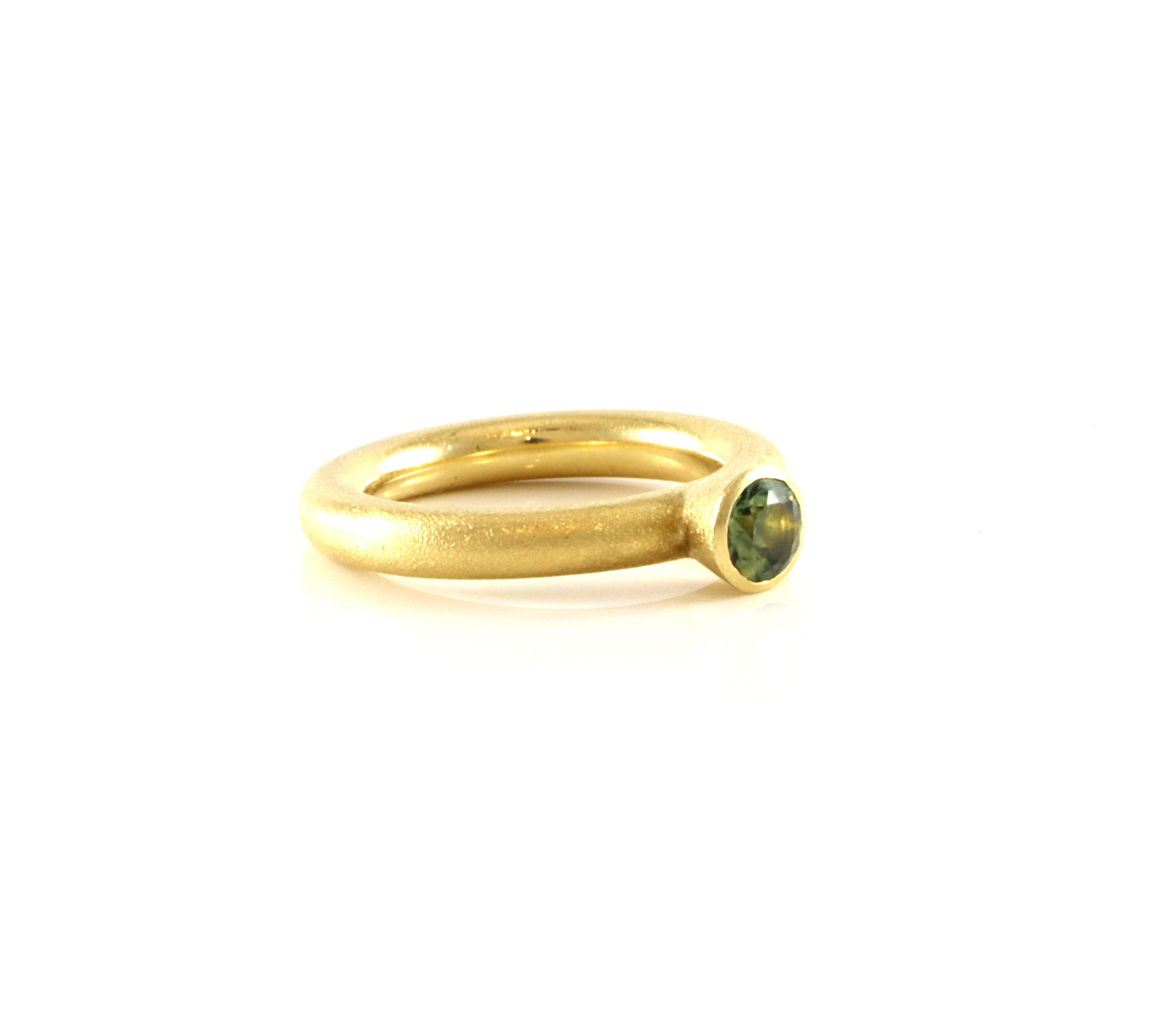 Lekker og svært tidsriktig ring med grønn stein