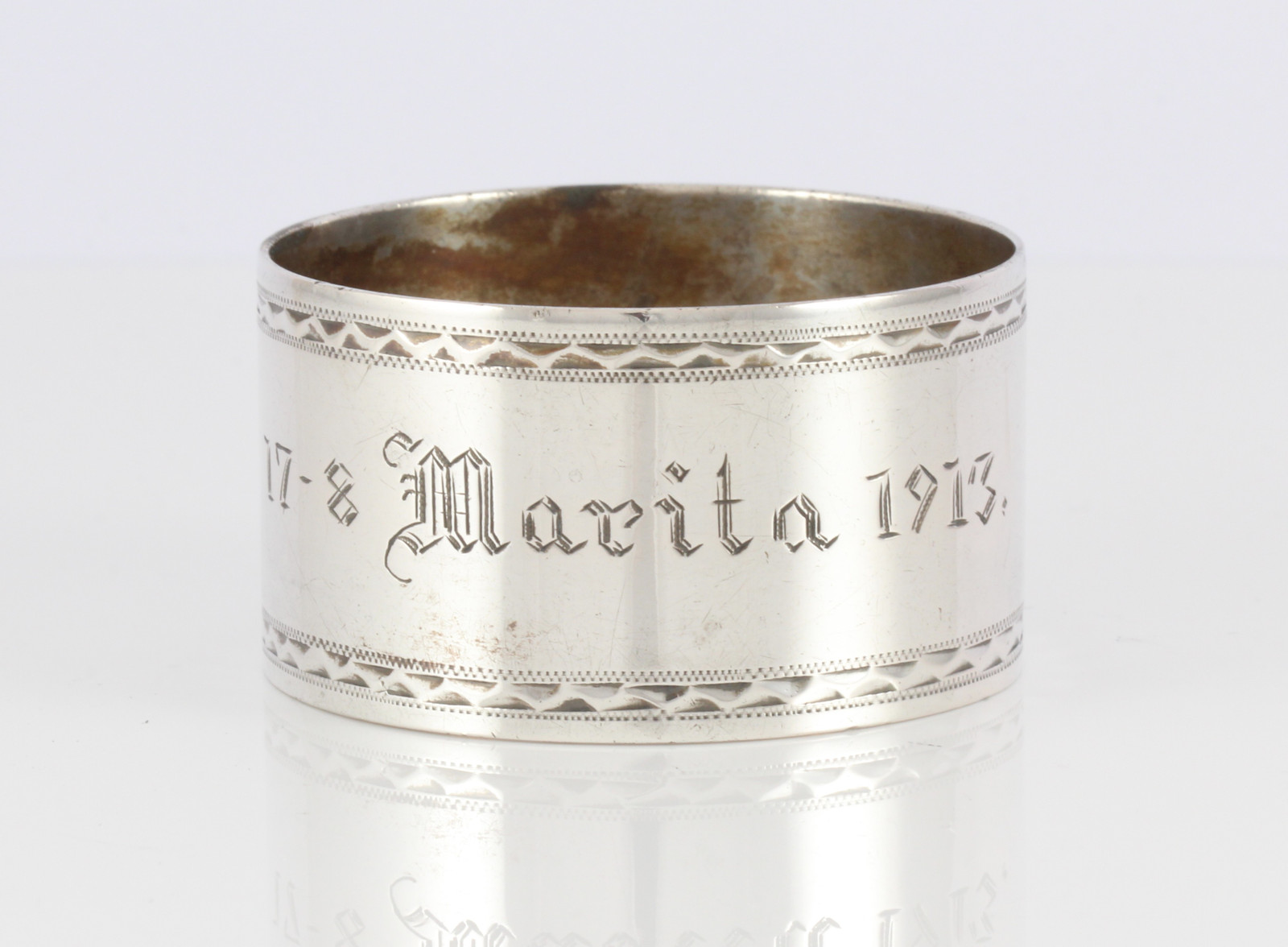 Graverte serviettringer i sølv