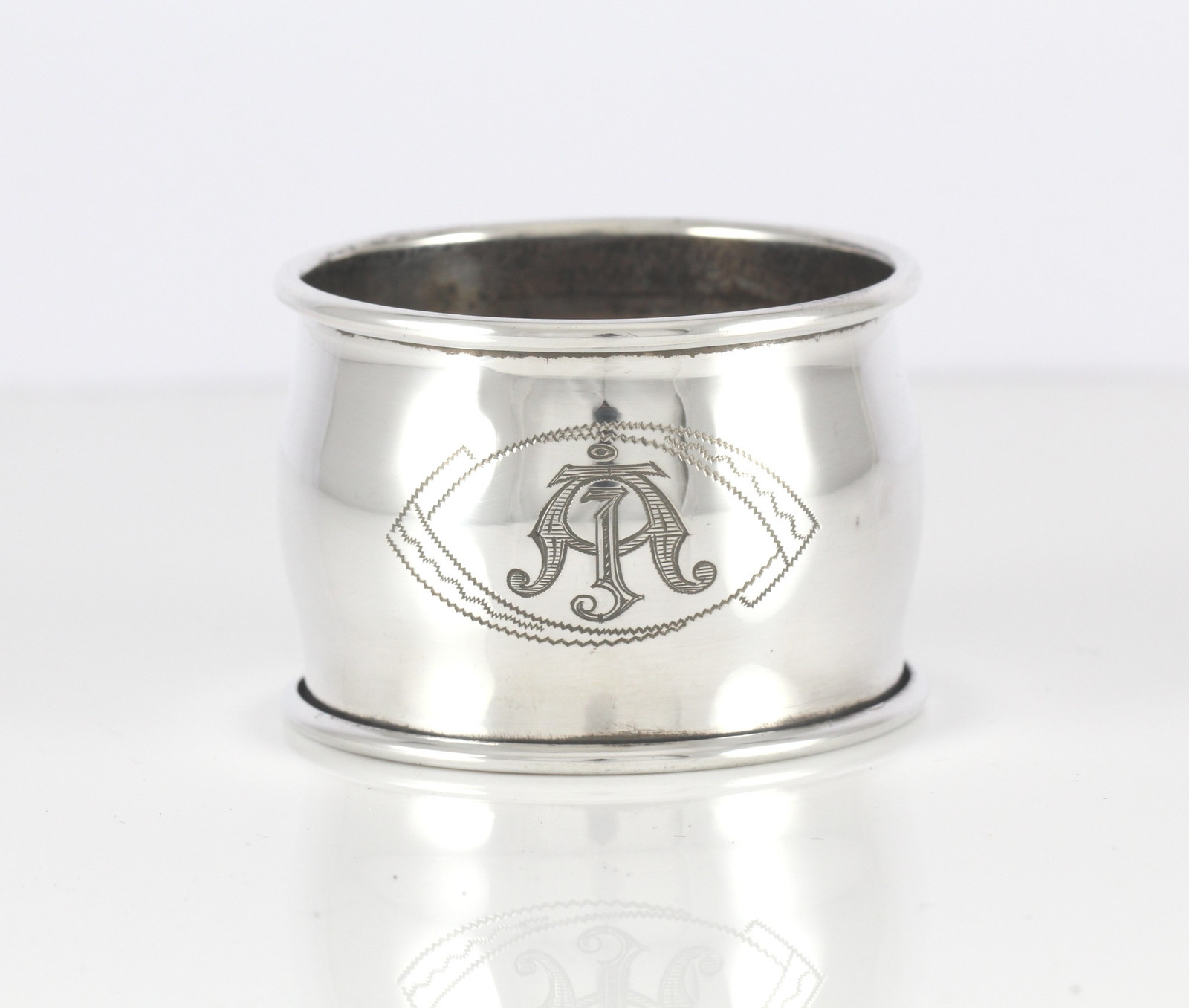 Graverte serviettringer i sølv