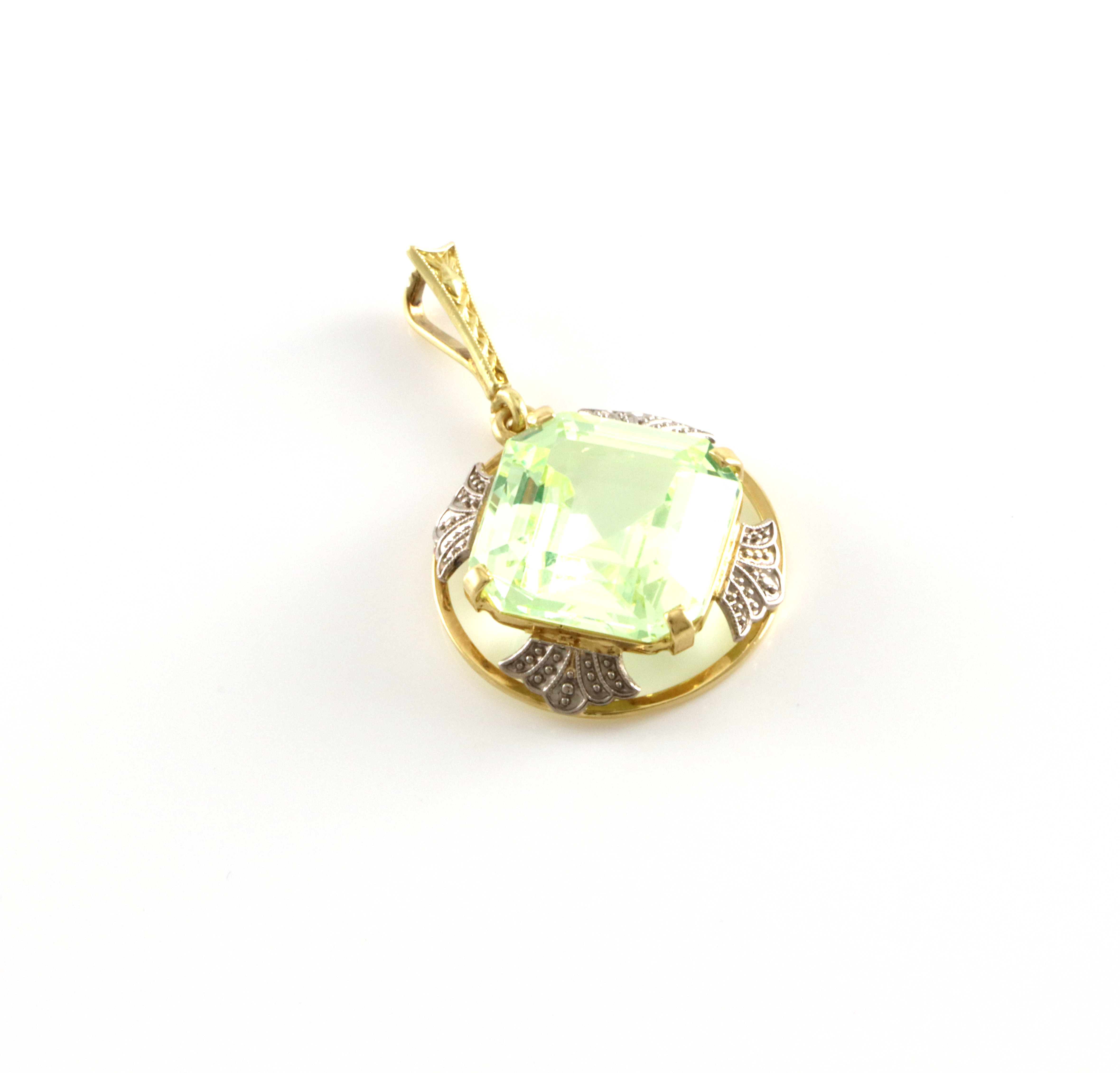 Pent eldre anheng med lysegrønn stein