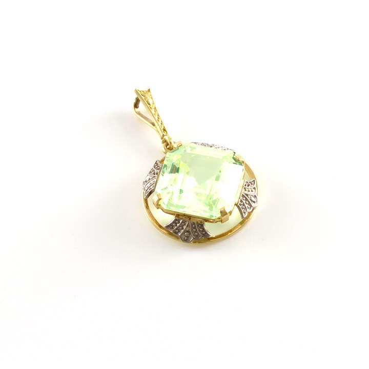 Pent eldre anheng med lysegrønn stein