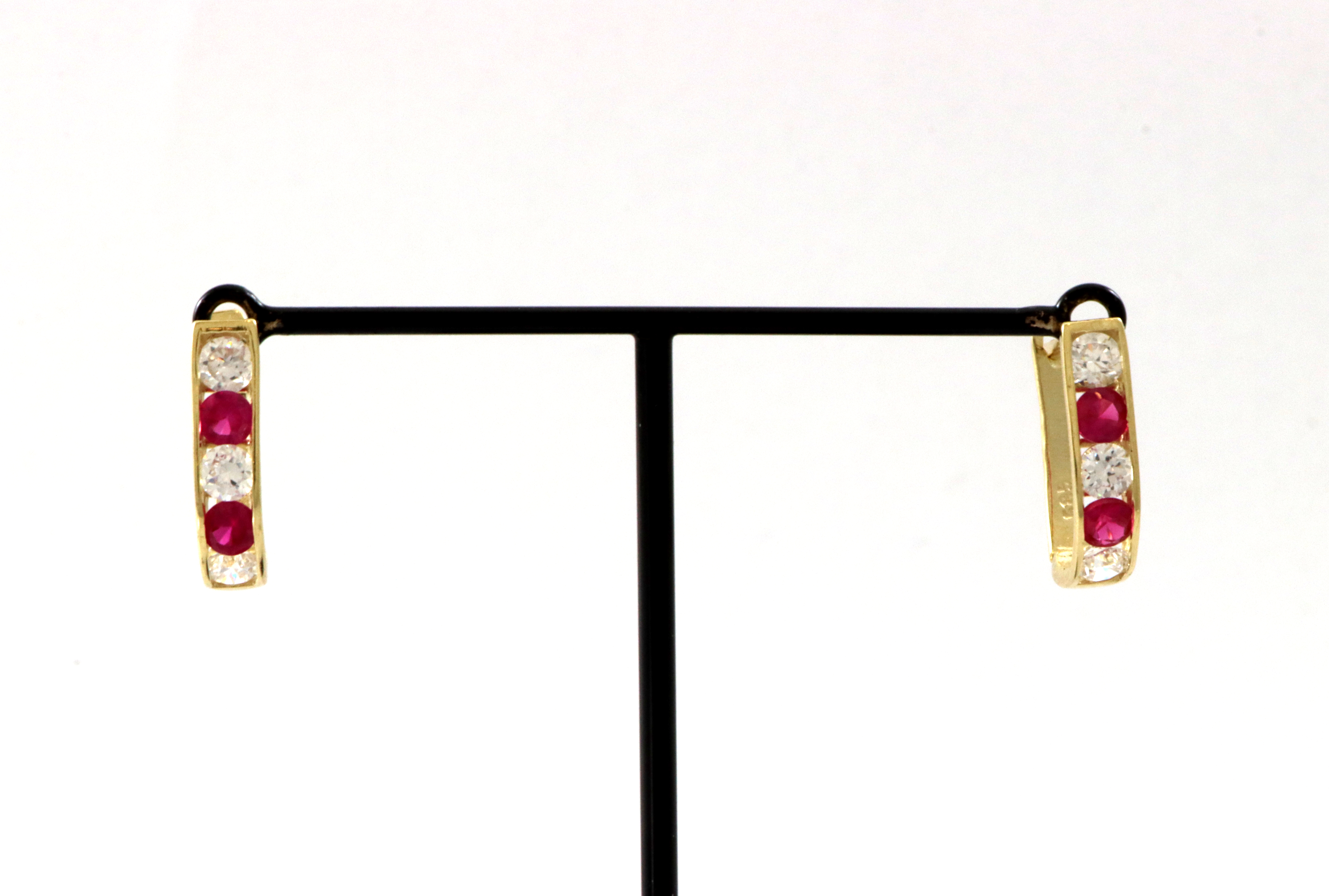 Øredobber med røde og blanke steiner