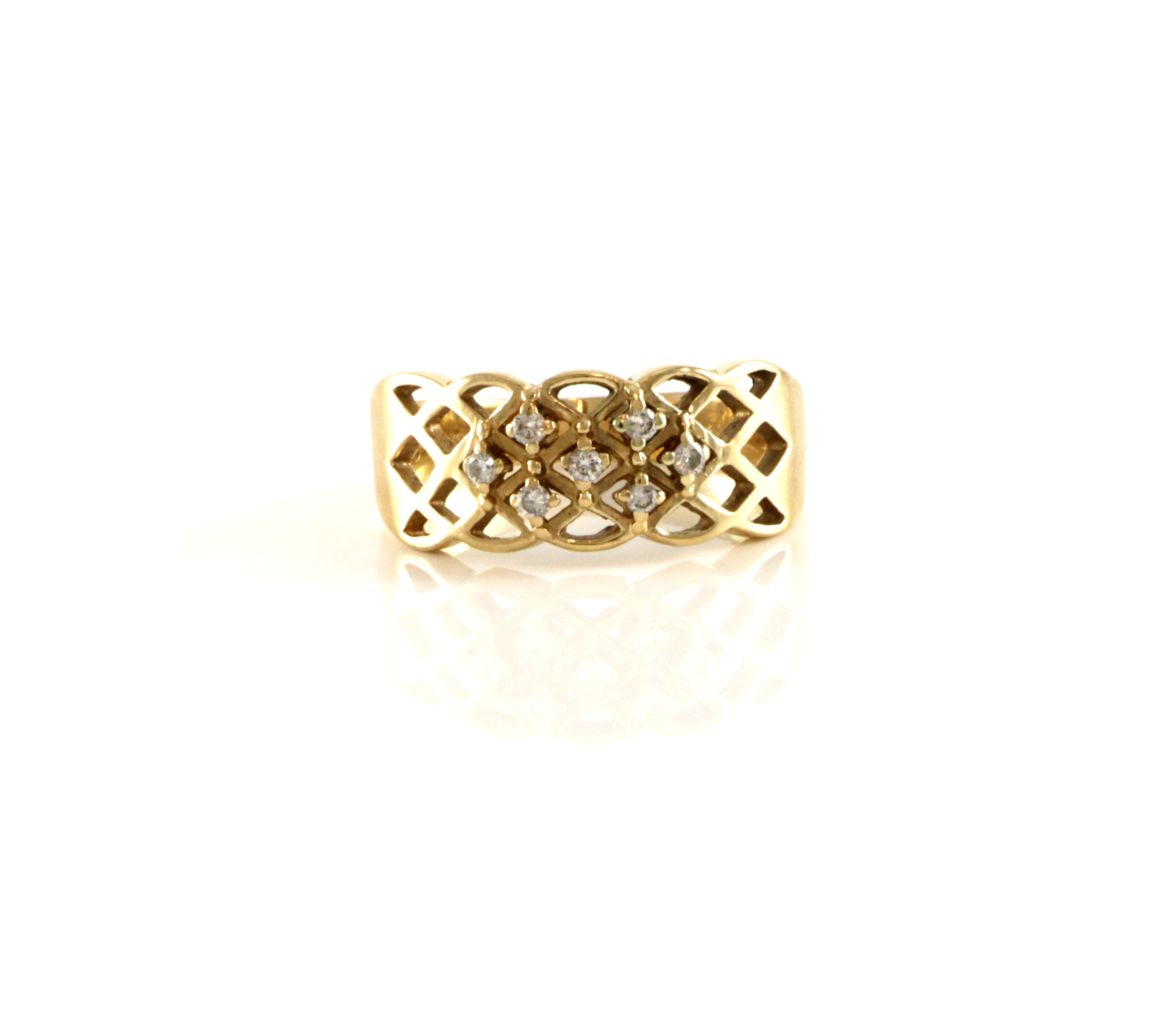 Pen moderne ring med små diamanter