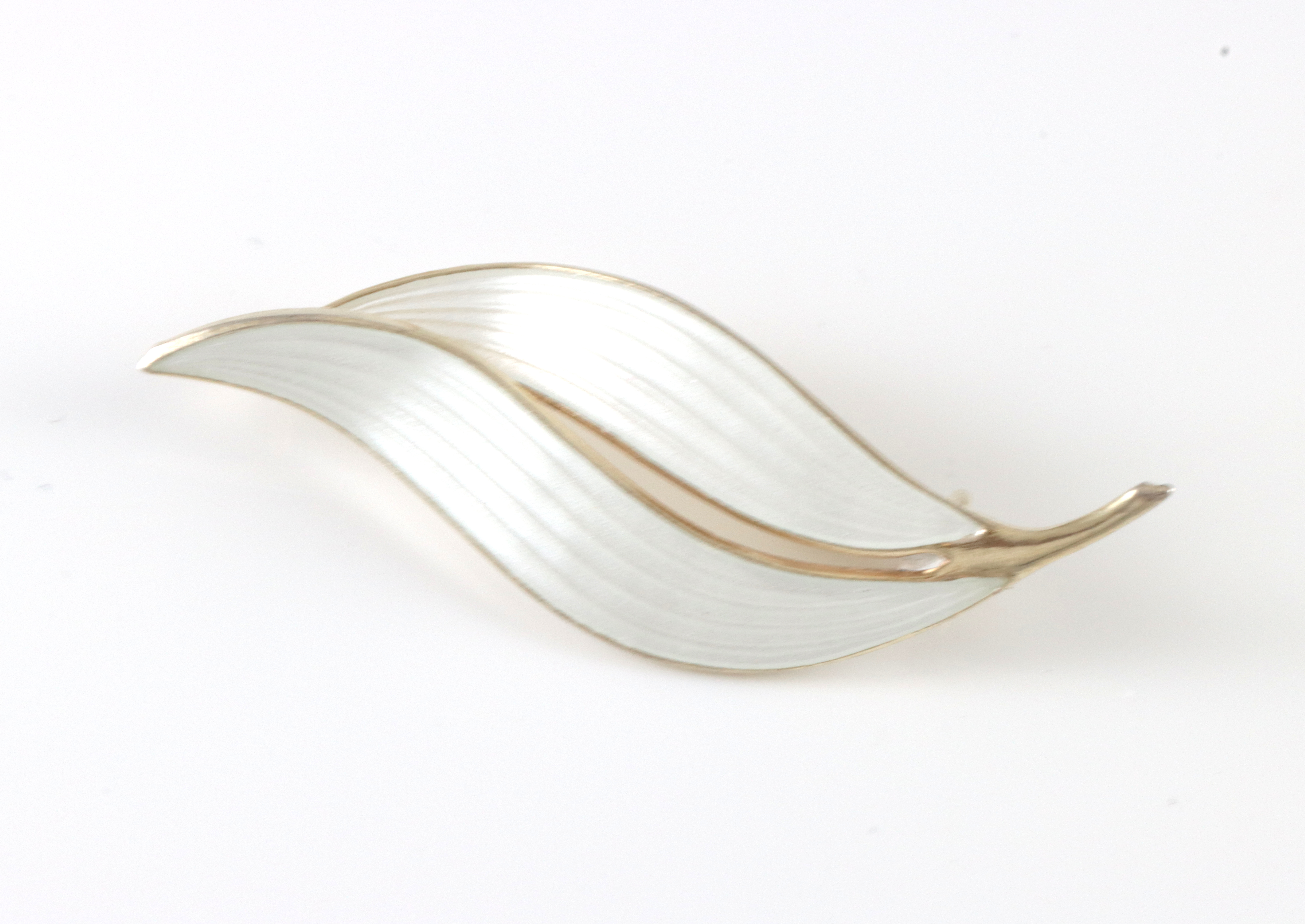 Emaljert brosje i sølv