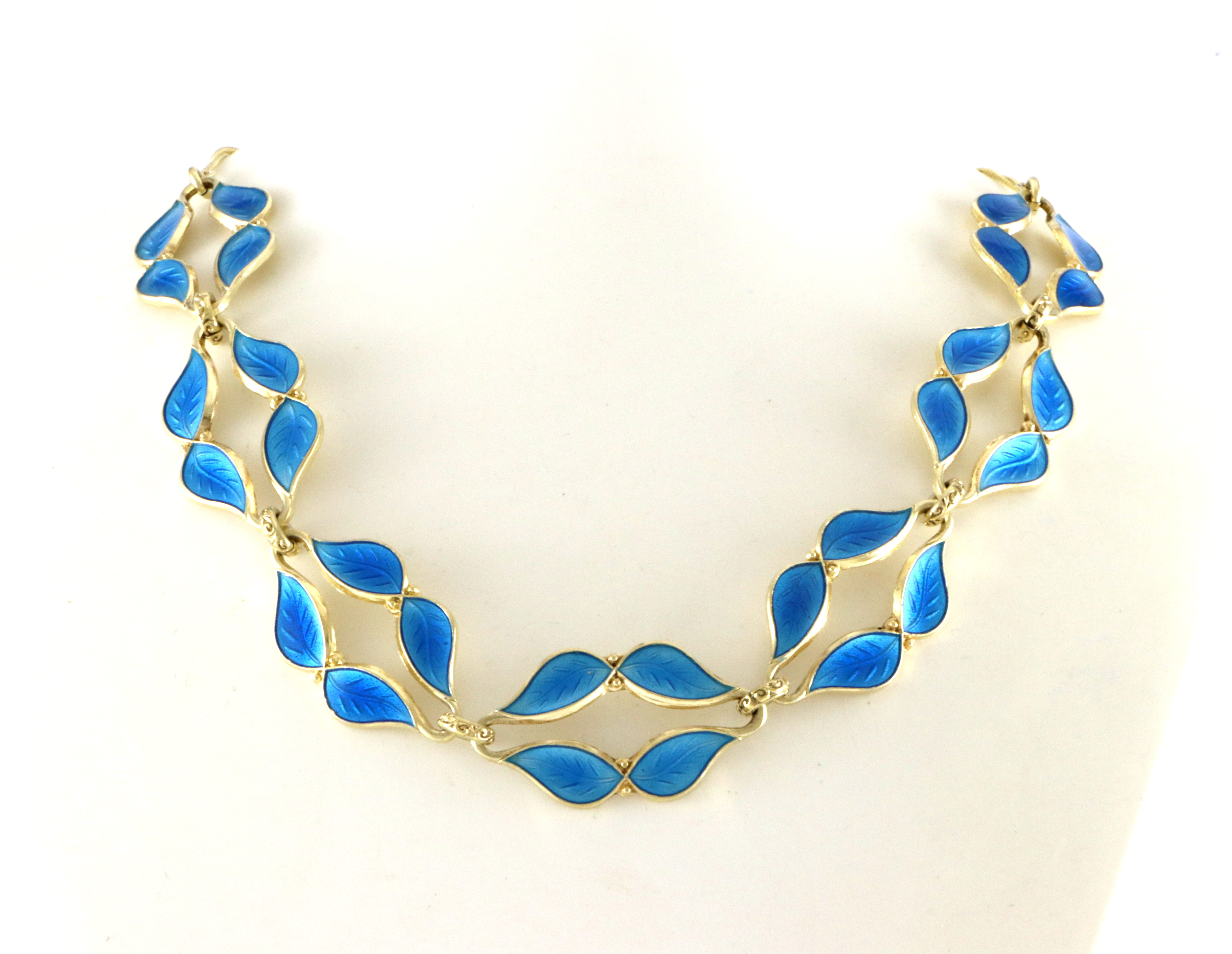 Emaljerte halskjeder i sølv