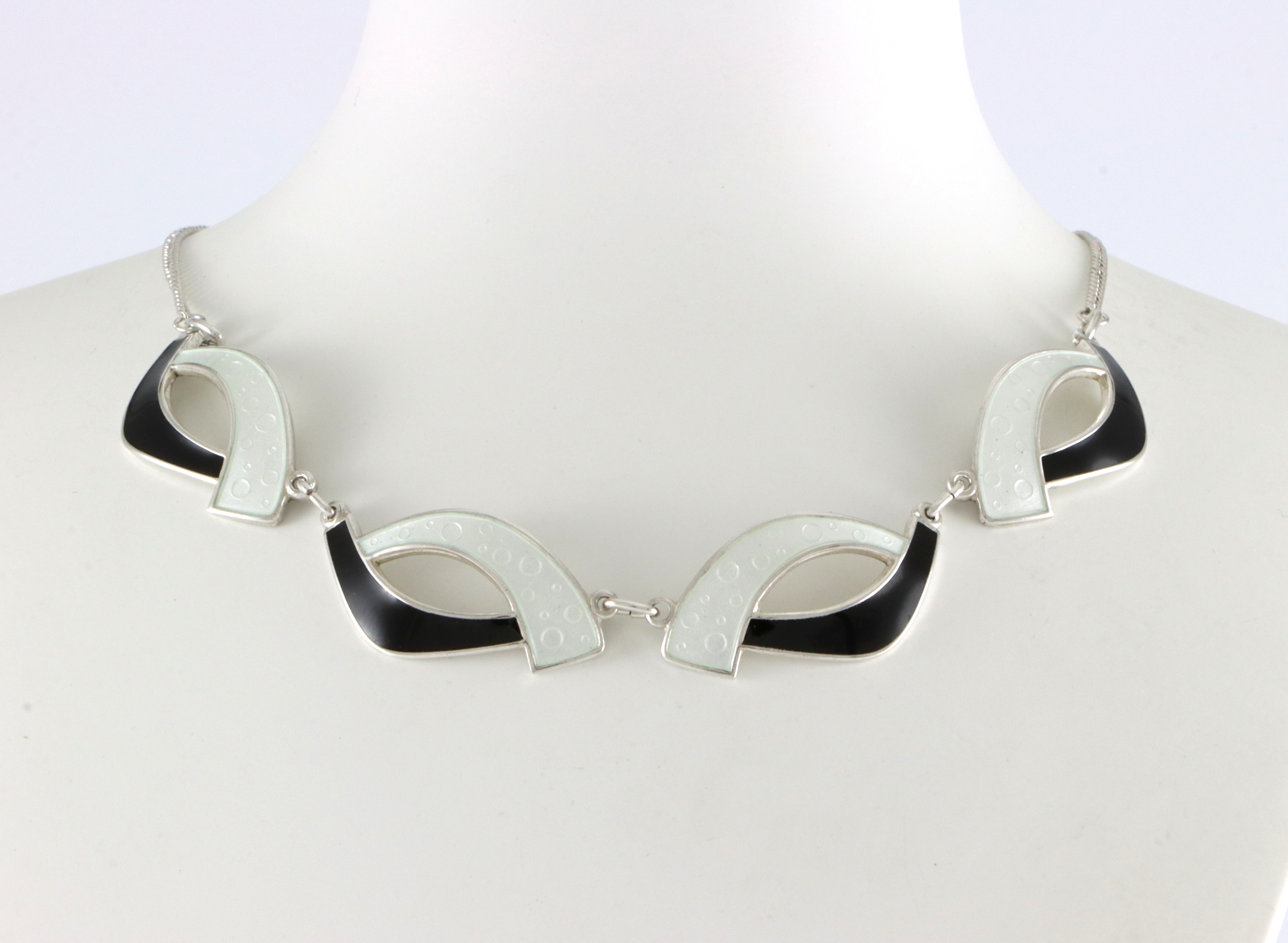 Emaljerte halskjeder