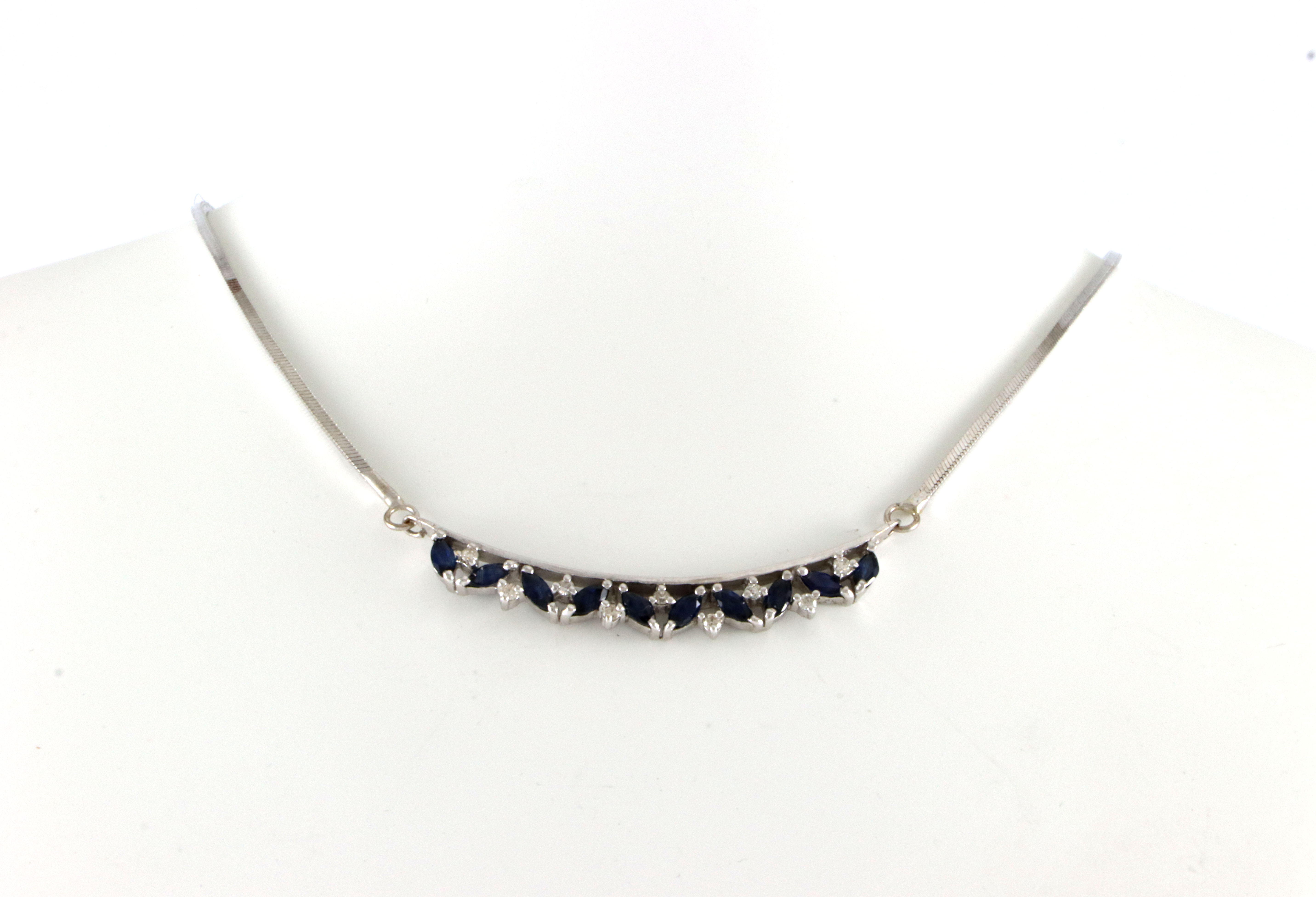 Lekkert collier med safirer og små diamanter