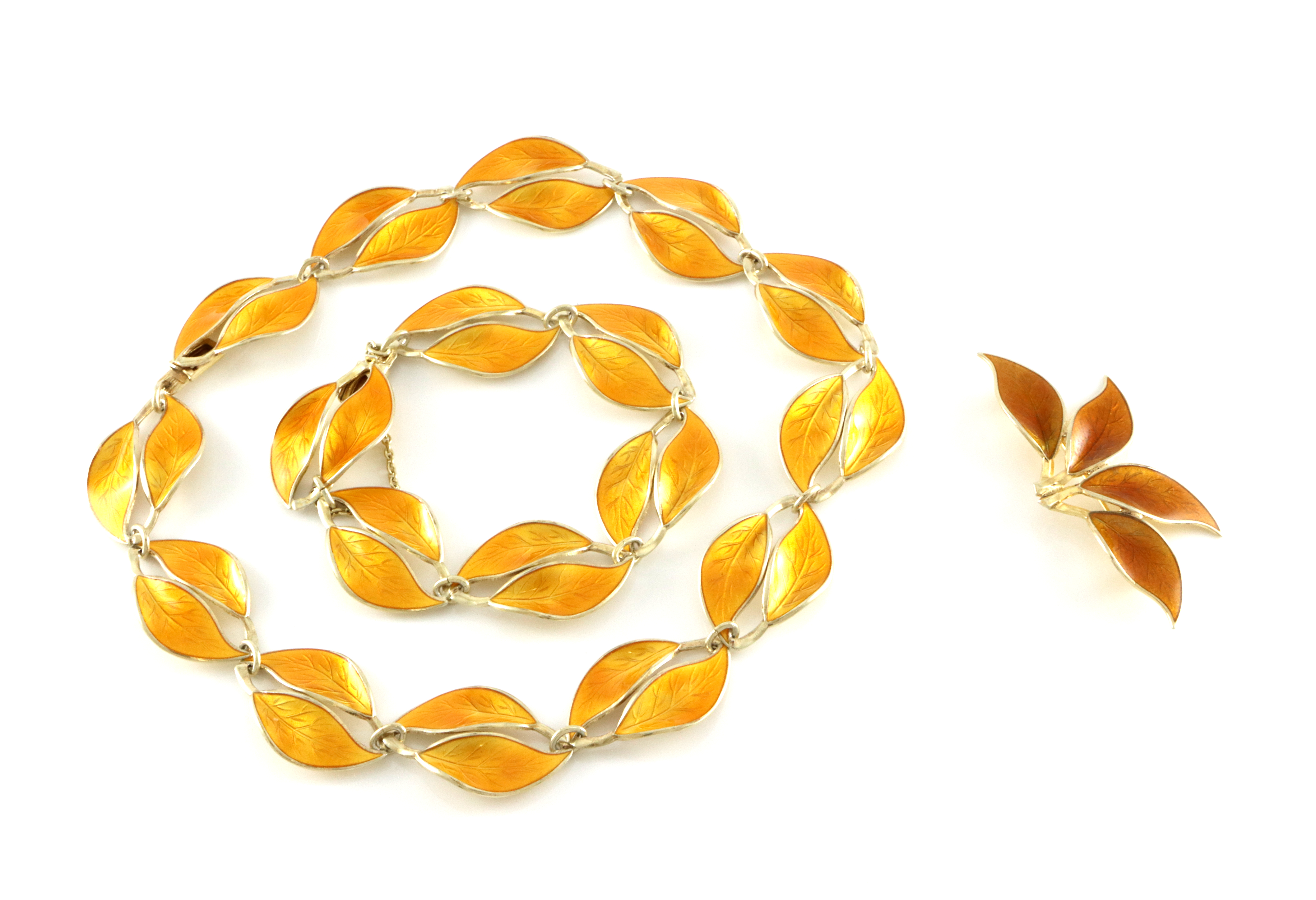 Smykkesett med orange emalje. Stor type