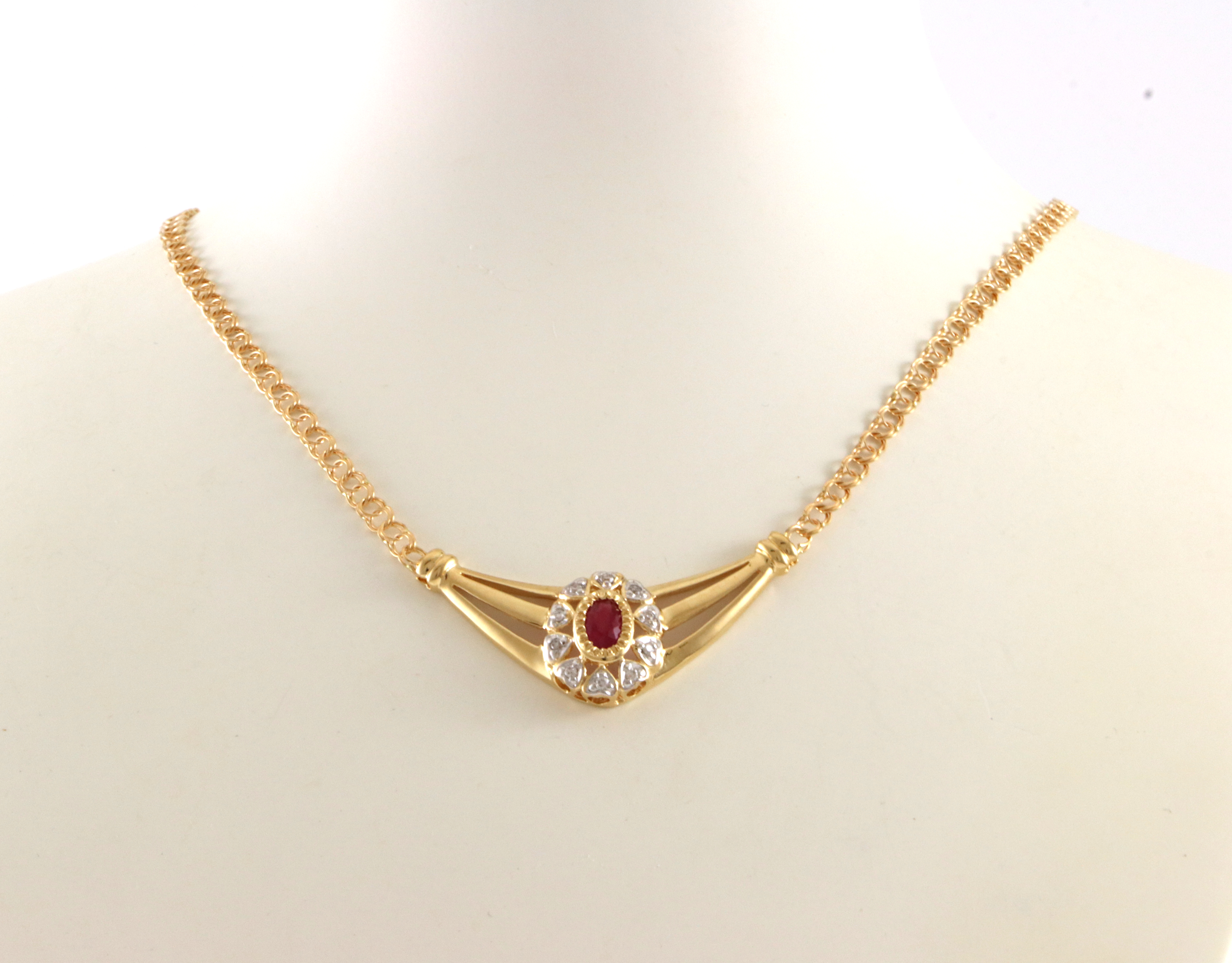Collier med rubin og små diamanter. 42 cm