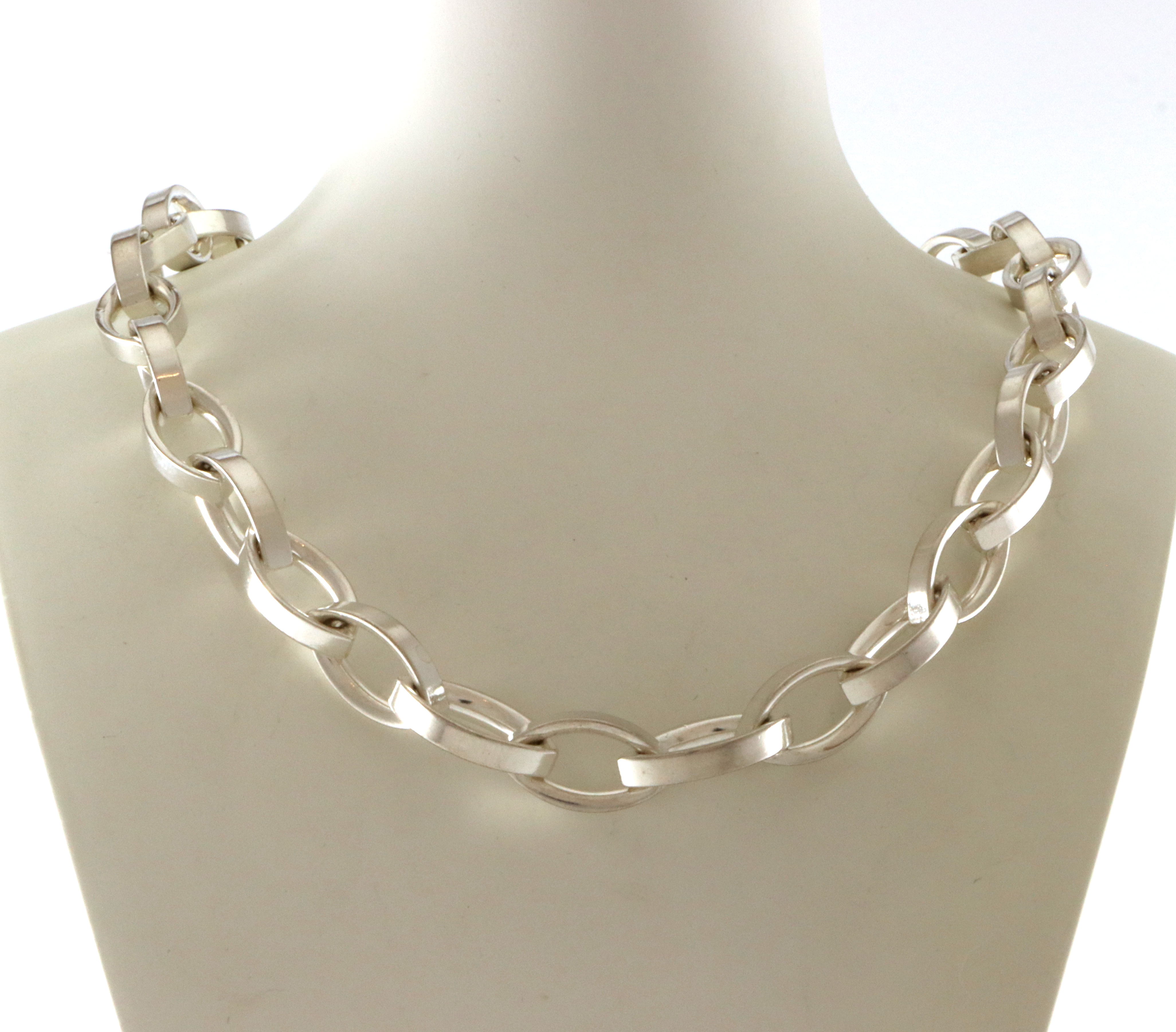 Moderne og massiv lenke. 46 cm