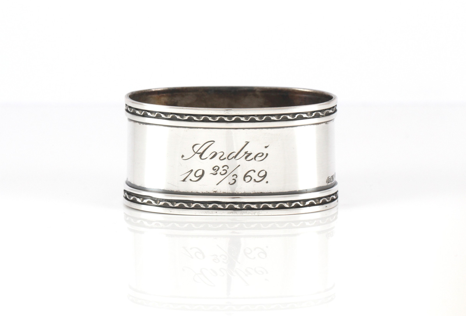 Graverte serviettringer i sølv