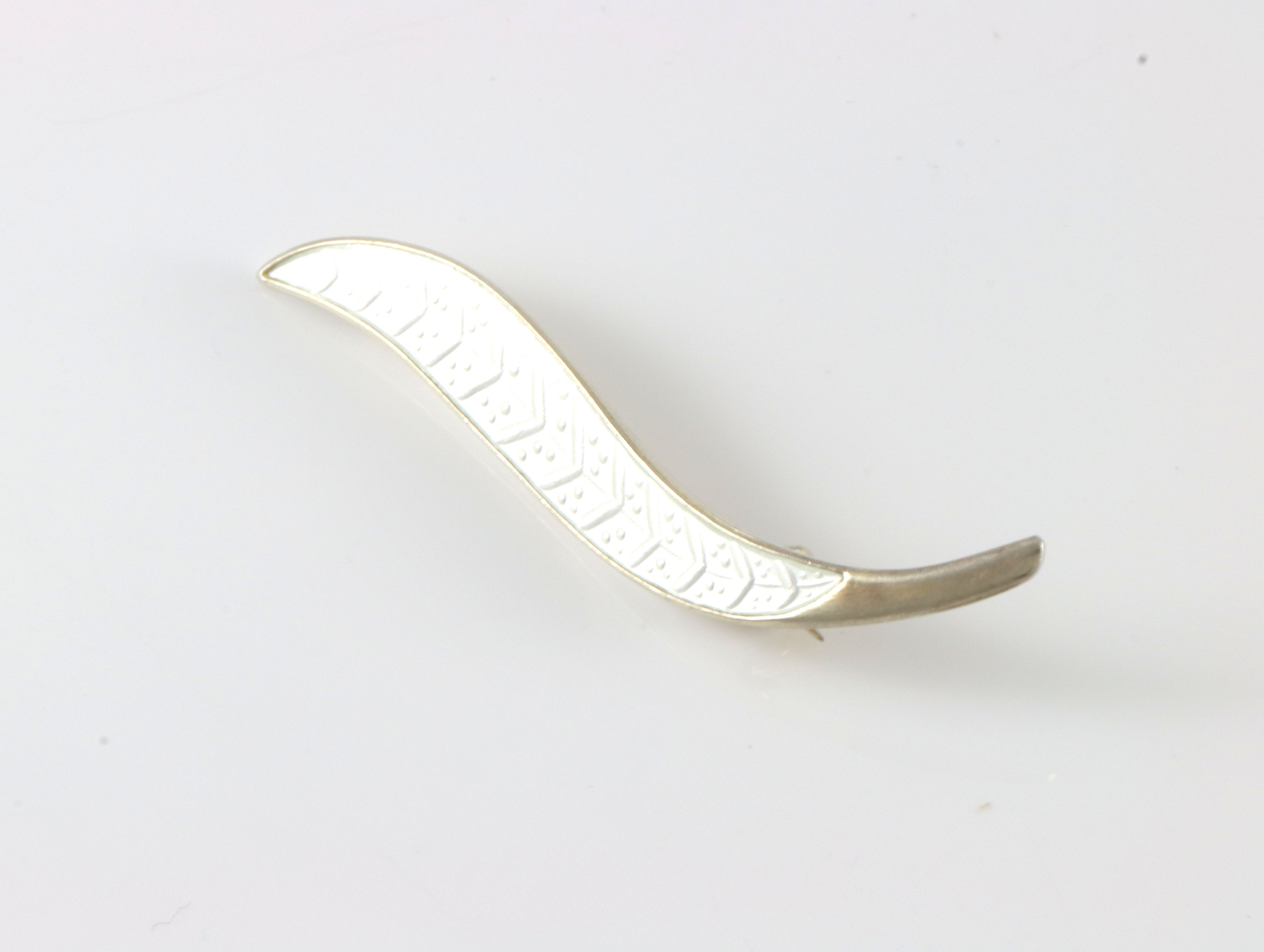 Emaljert brosje i sølv