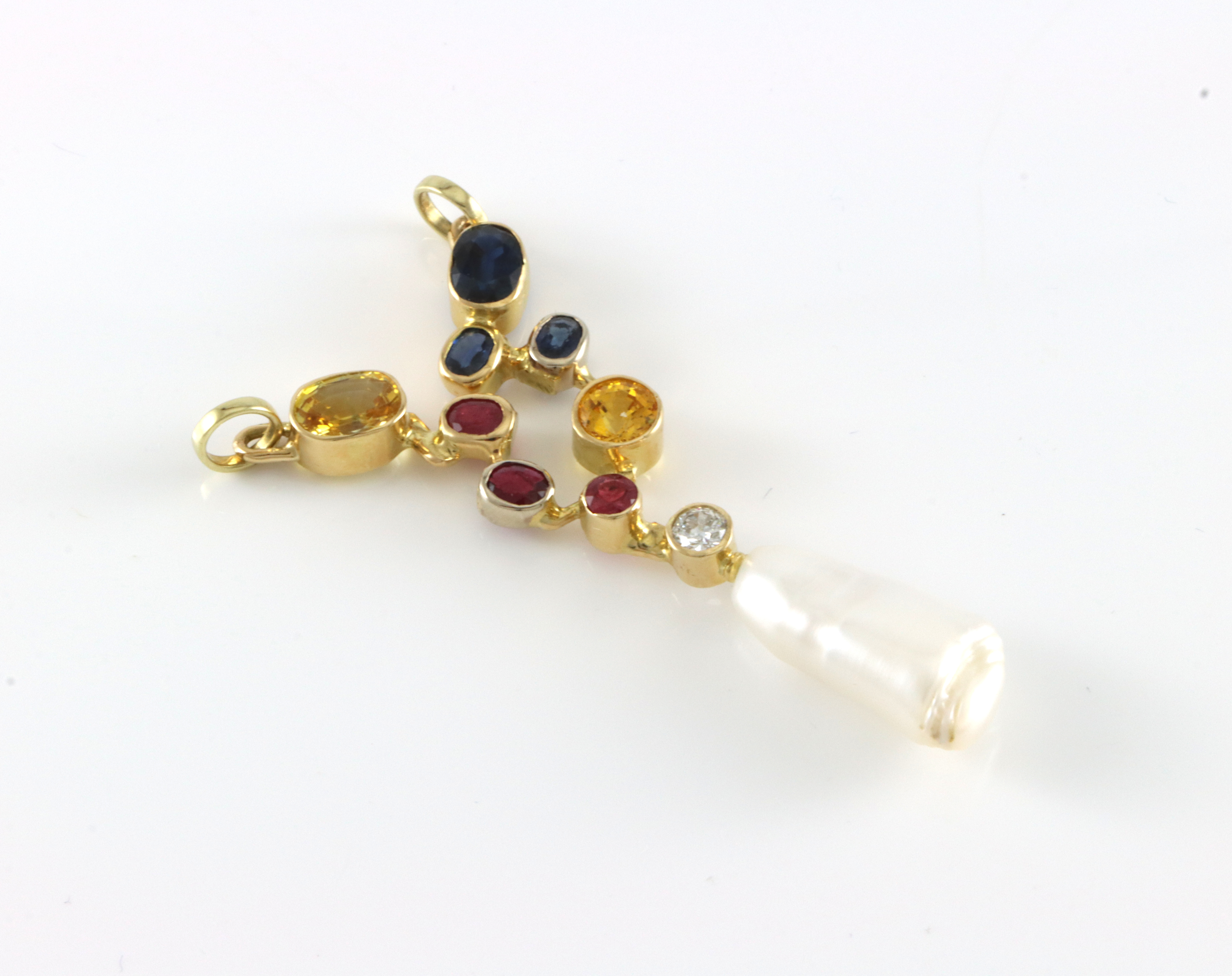 Nydelig spesiallagd anheng med flerfargede edelsteiner, diamant og Biwaperle