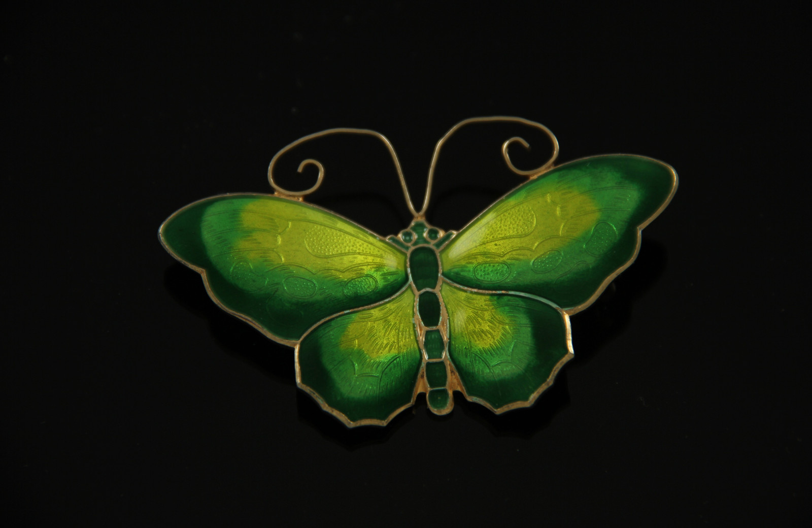 Emaljert brosje i sølv