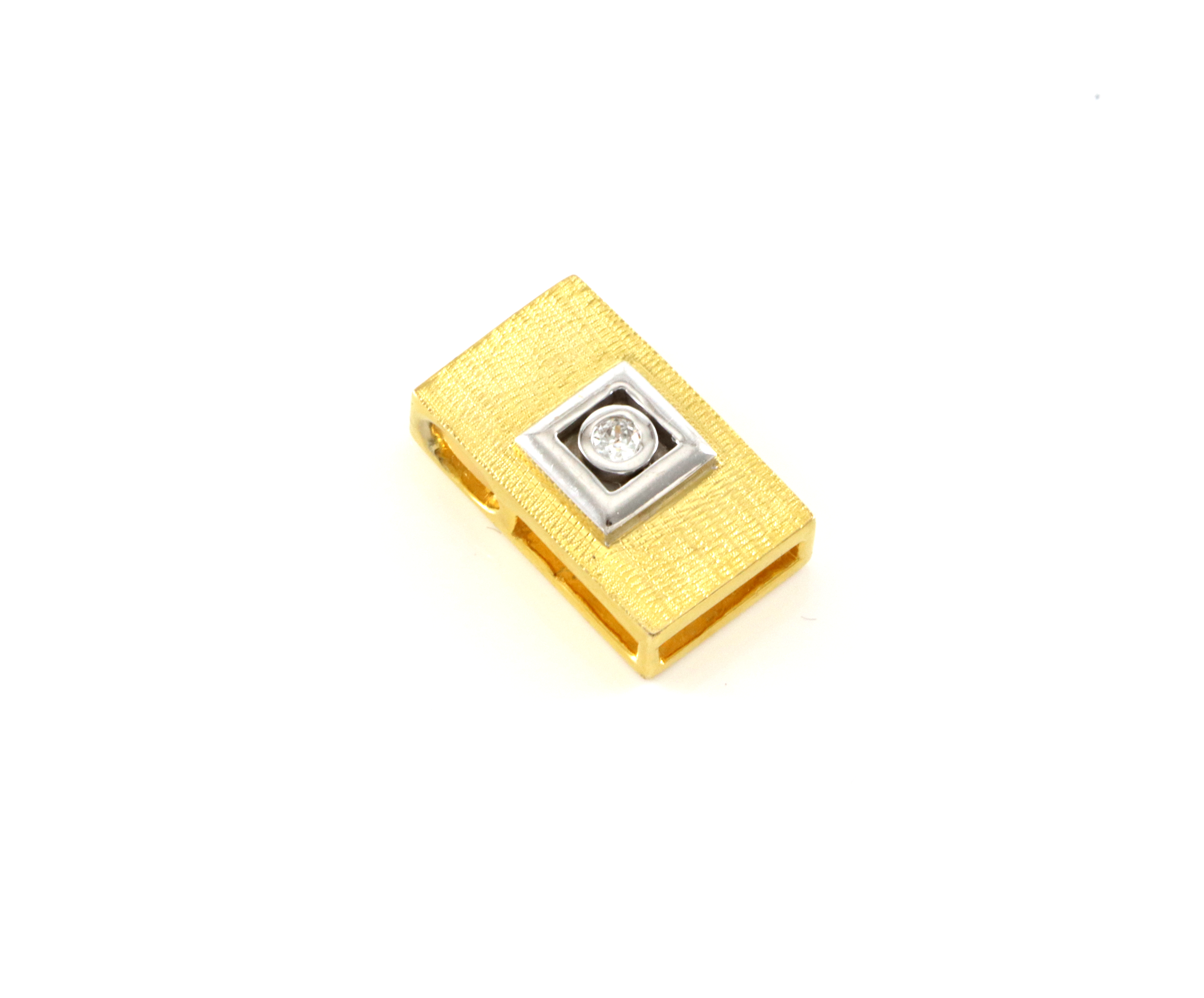 Røft, massivt anheng med diamant på ca 0,10 ct