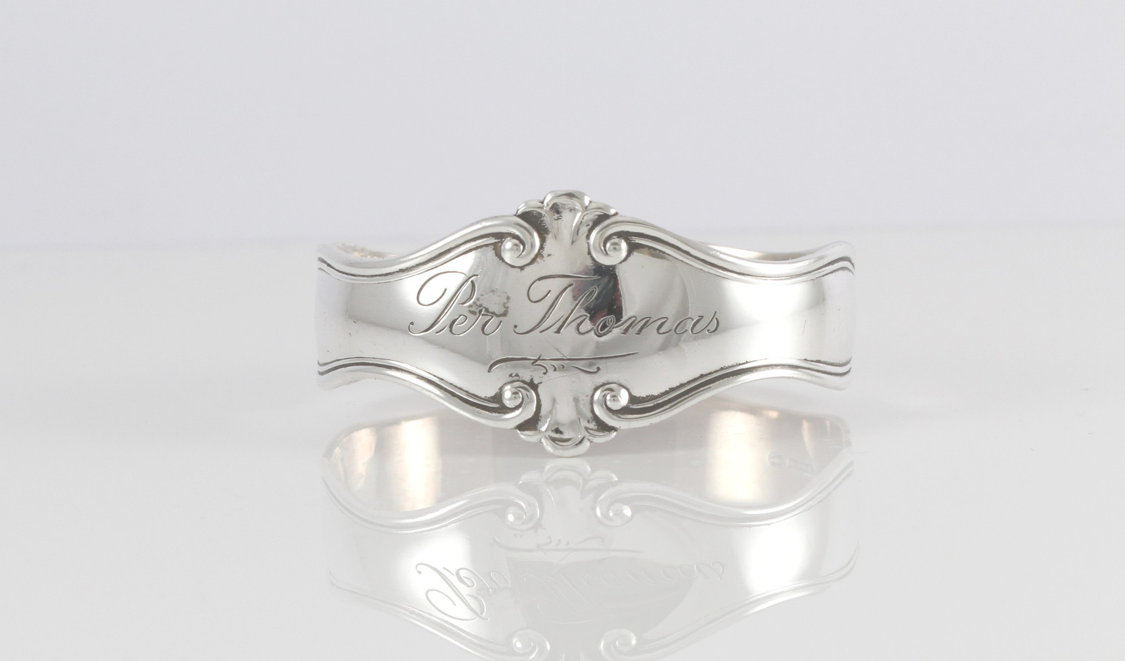 Graverte serviettringer i sølv