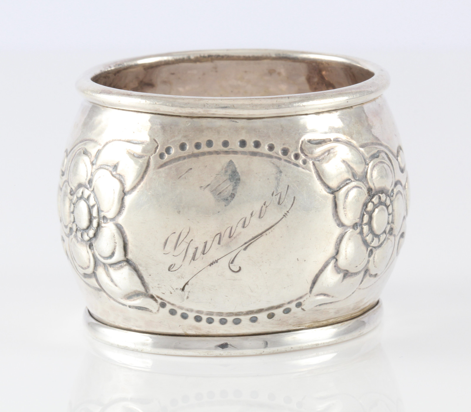 Graverte serviettringer i sølv