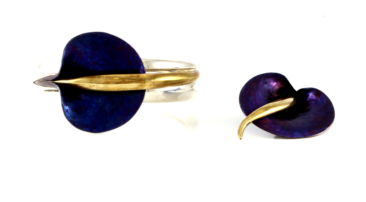 Armring og brosje i sølv.