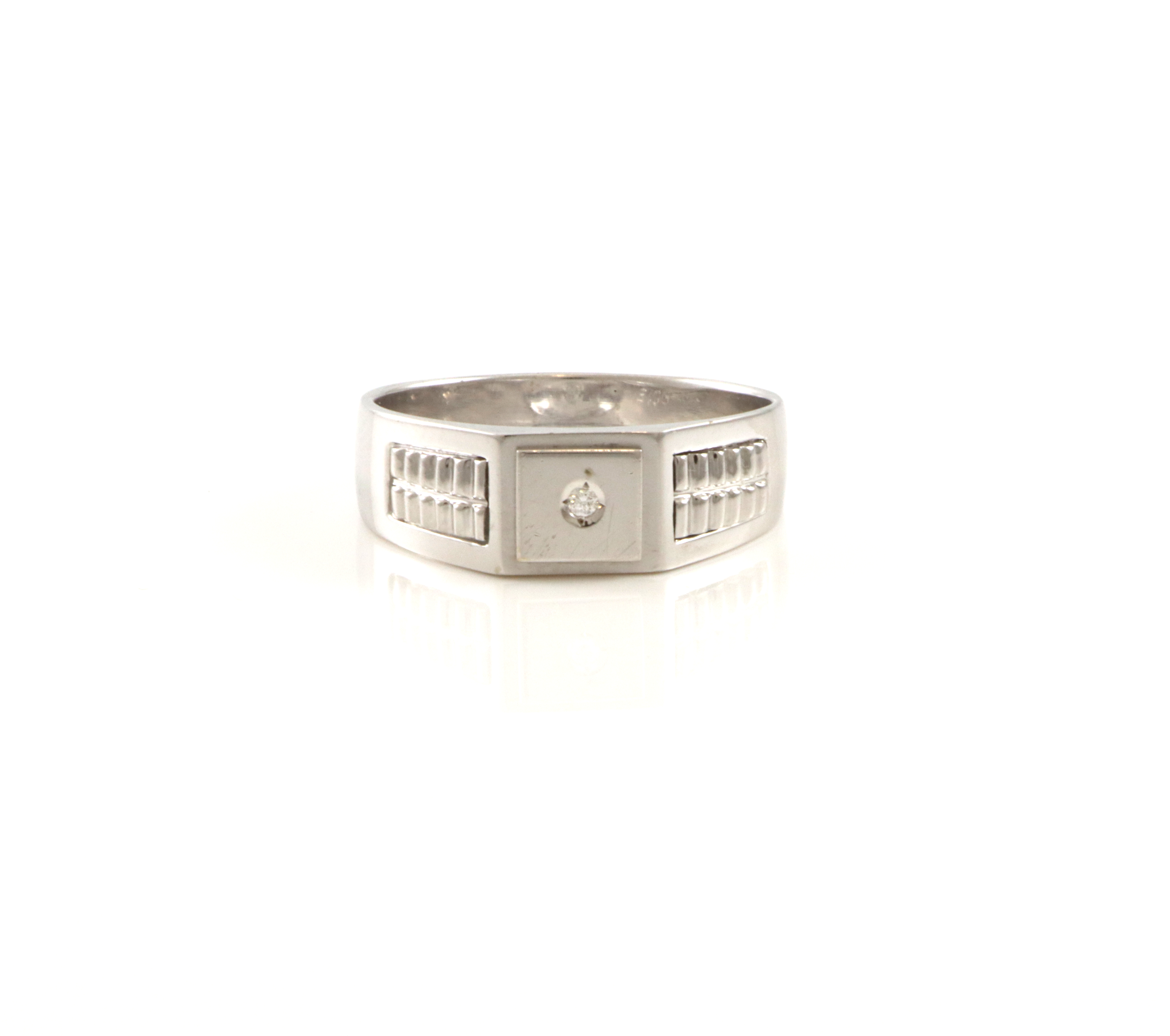 Herrering med liten diamant. 0,015 ct