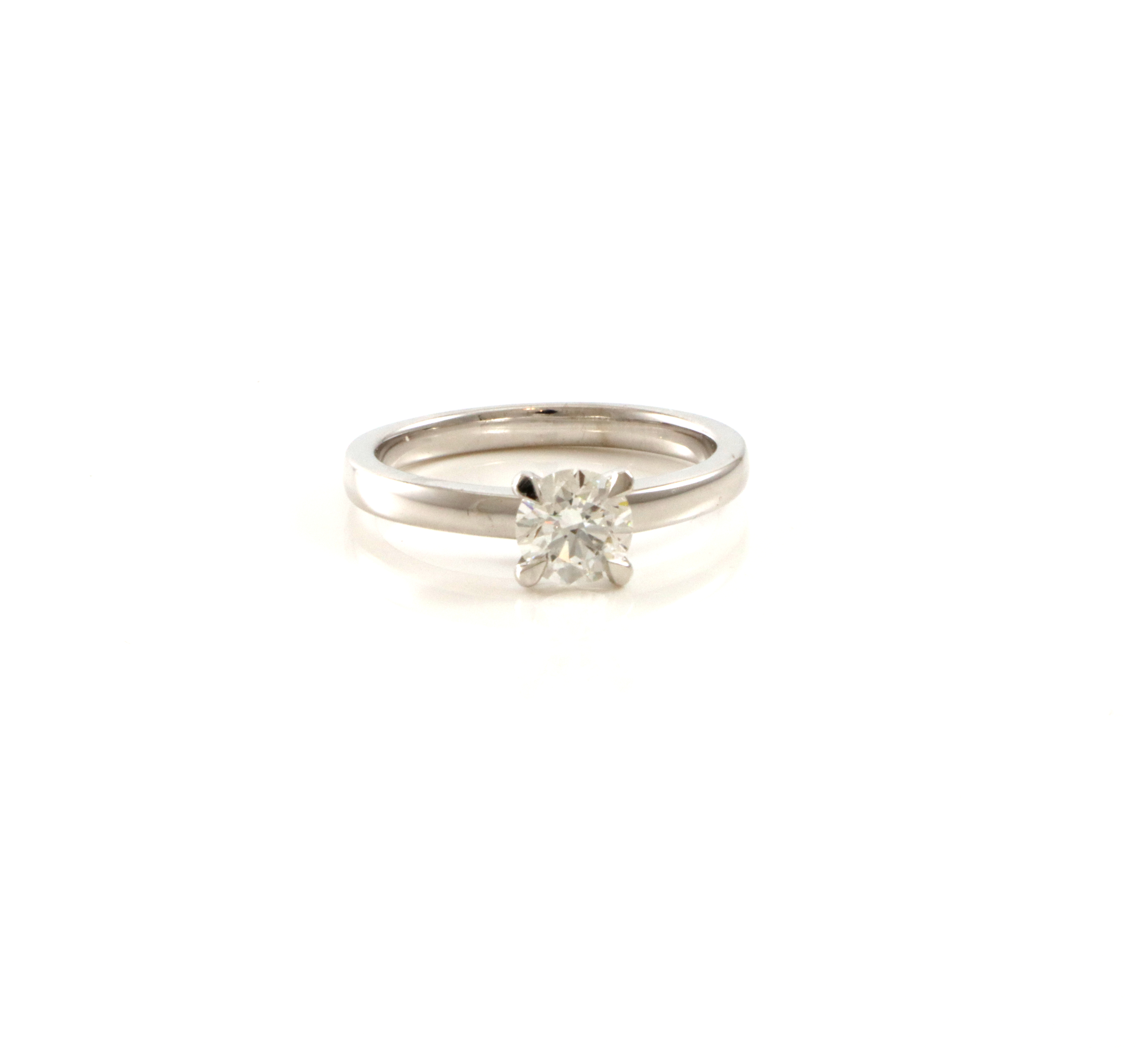 Moderne enstensring fra Thune. 0,75 ct TW/VS