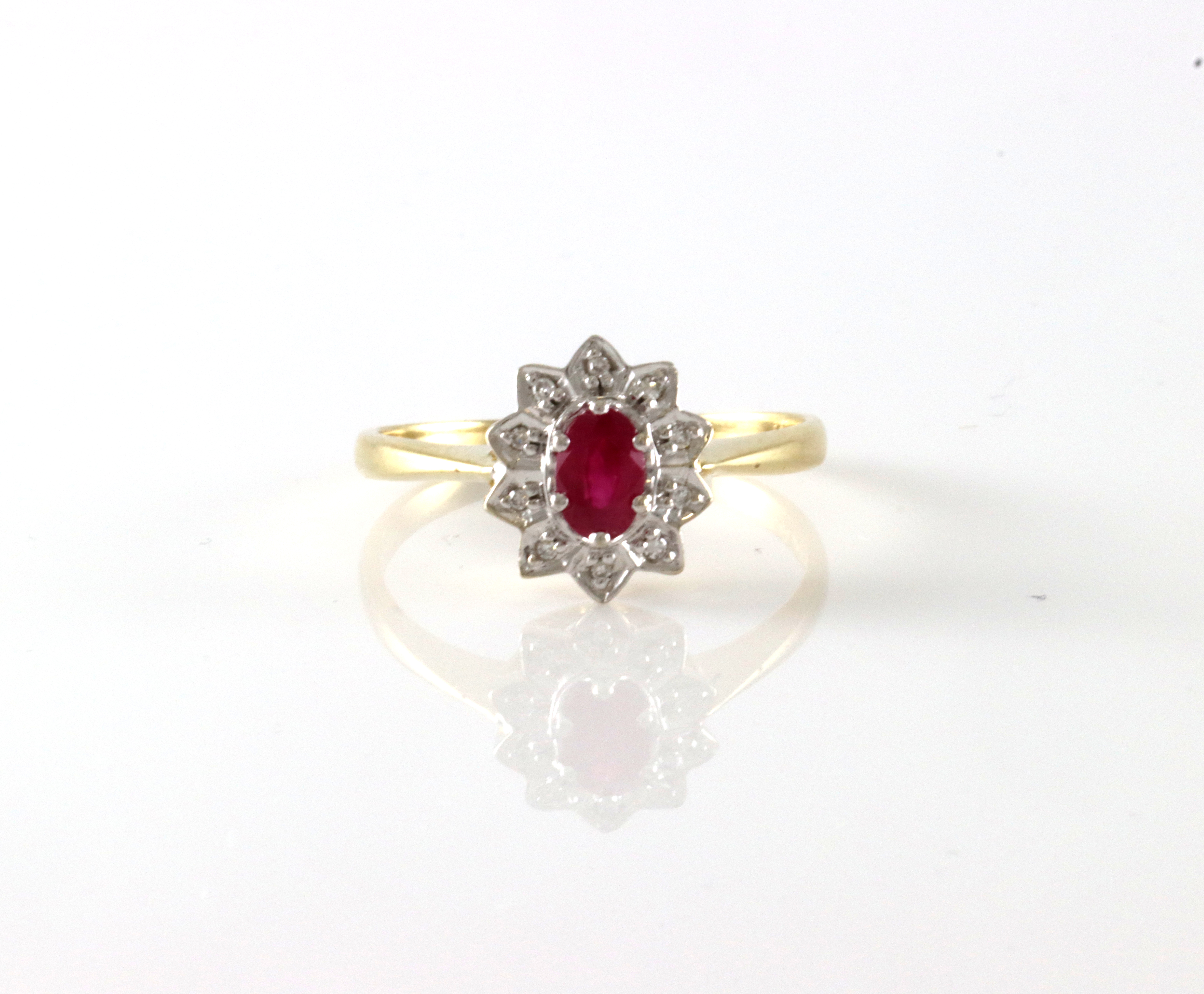 Pen ring med rubin og små diamanter