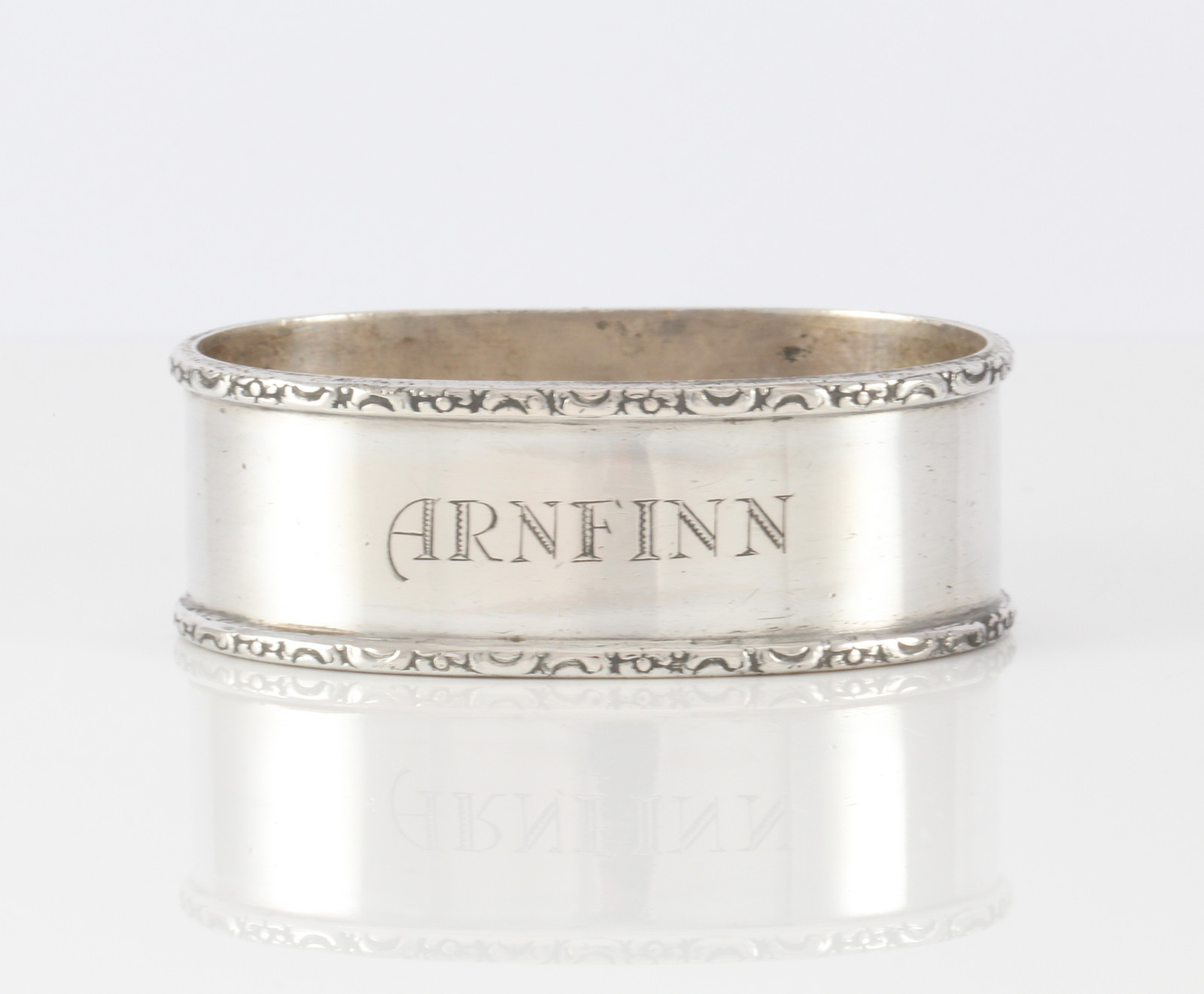 Graverte serviettringer i sølv