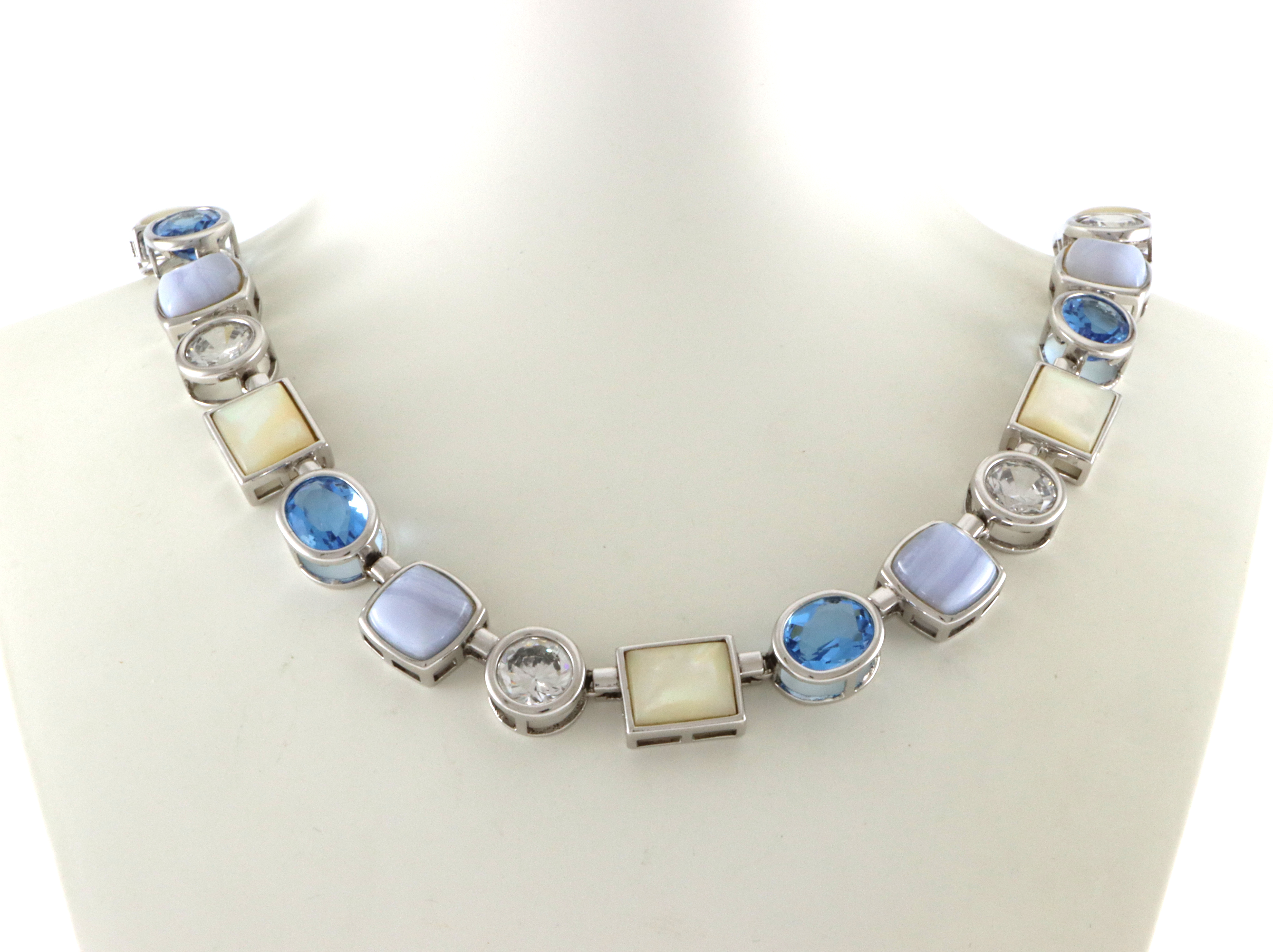 Moderne collier med perlemor og fargede steiner