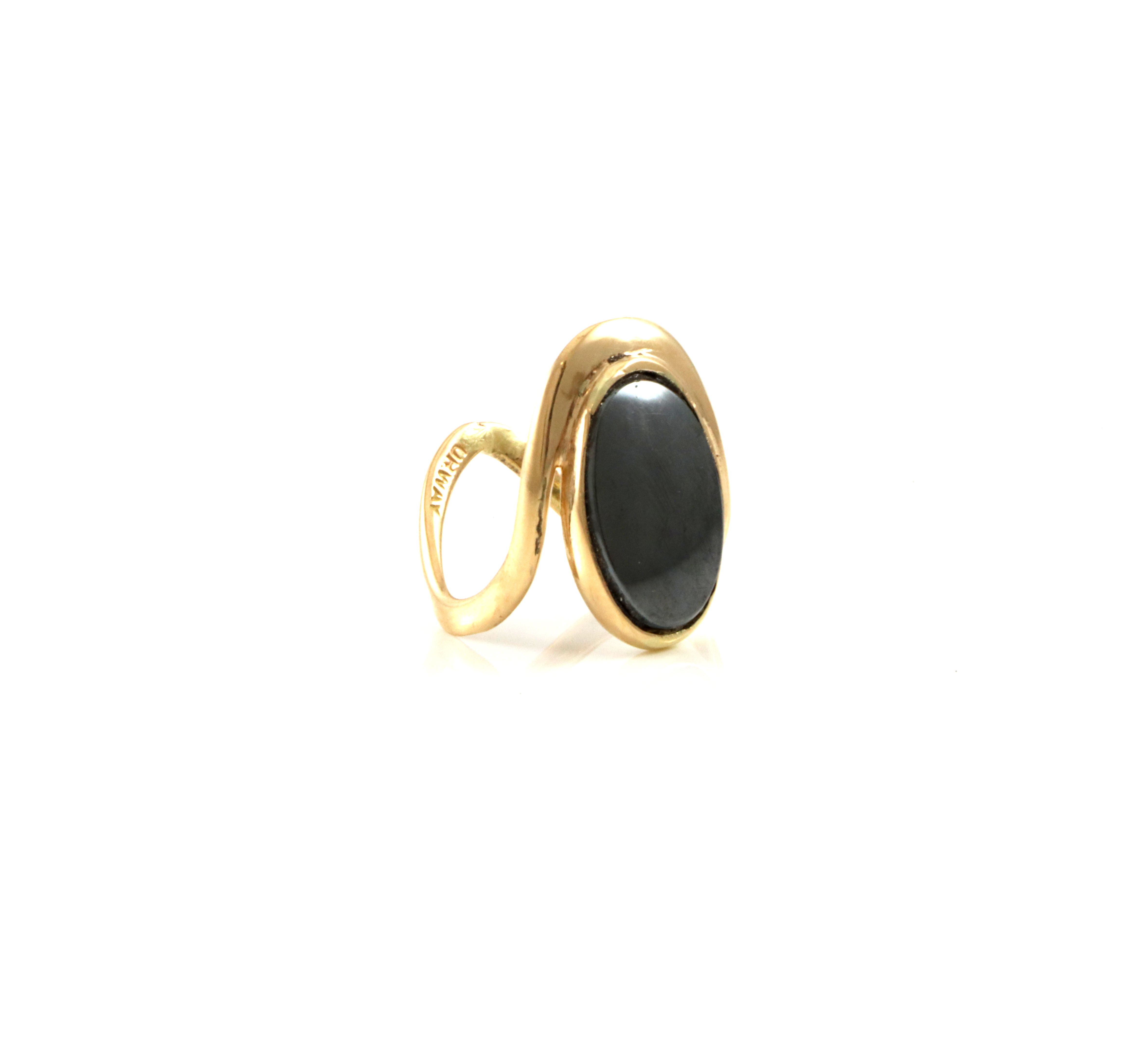 Tone Vigeland for PLUS, Fredrikstad . Sjelden ring med onyx